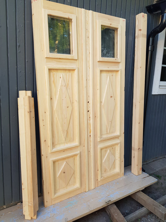 ART 606 Nytillverkad pardörr i gammal stil Mått B120 x H210 cm Öppnas utåt Handtag på höger sida Pris 15000 kr Tillkommer 1000 kr för gångjärn och låskista