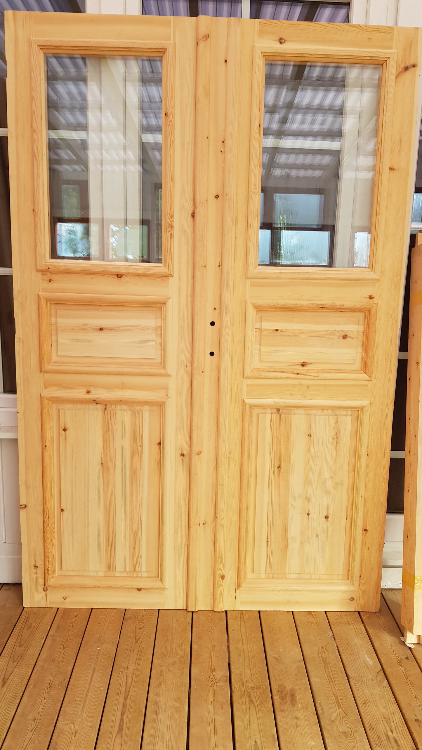 ART 714 Nytillverkad pardörr i gammal stil Mått B140 x H210 cm Öppnas utåt Handtag på höger sida Pris 15000 kr Tillkommer 1000 kr för gångjärn och låskista