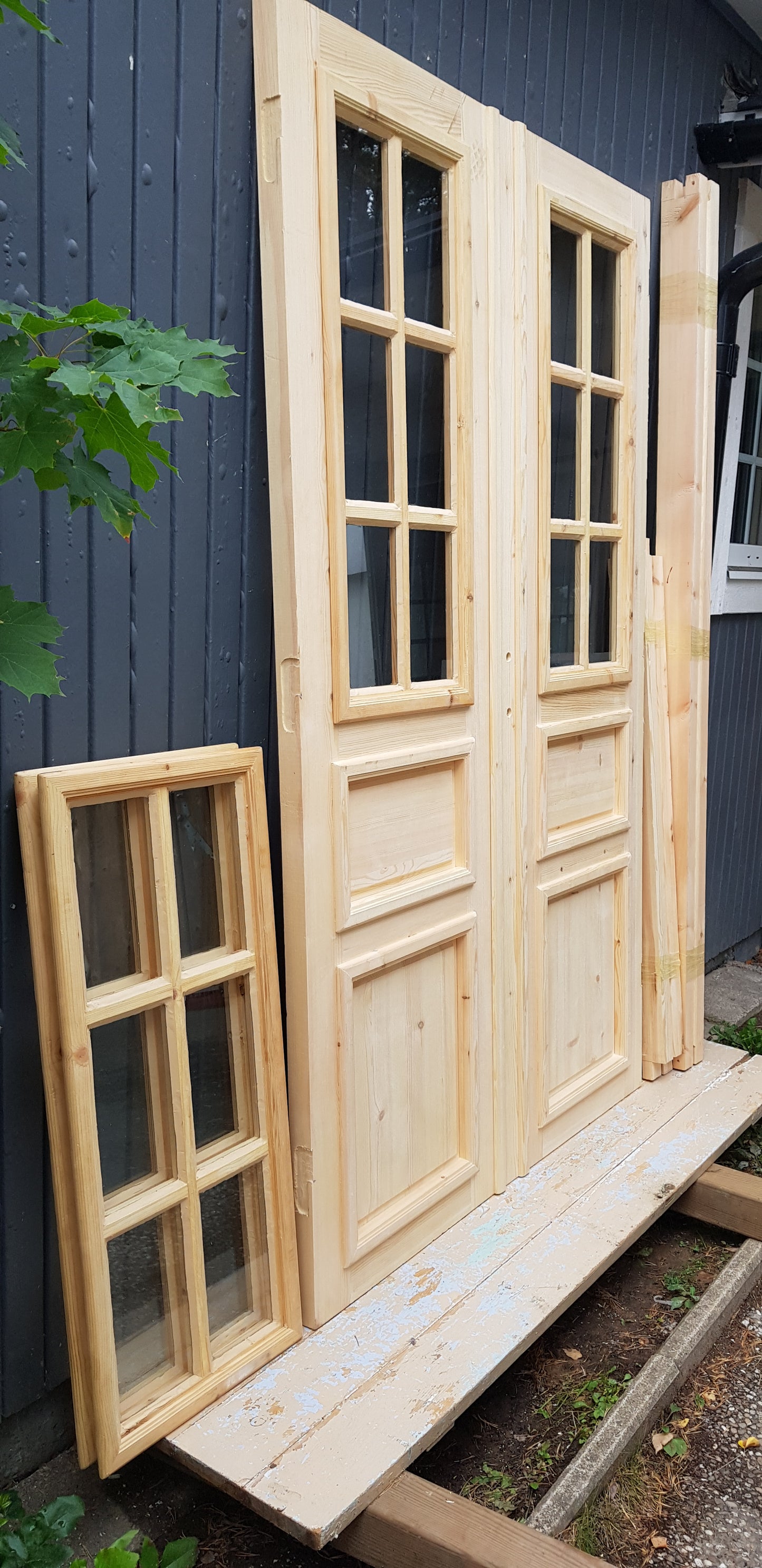 ART 664 Nytillverkad pardörr i gammal stil Mått B130 x H210 cm Öppnas utåt Handtag på höger sida Pris 15000 kr Tillkommer 1000 kr för gångjärn och låskista