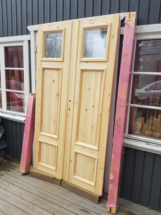 ARTIKELNUMMER 448 Nytillverkade obehandlade pardörrar med dubbelglas i gammal stil inkl karm karmyttermått Bredd 120 cm Höjd 210 cm Djup dörrblad 4,5 cm Pris: 15000 kr Tillkommer 1000 kr för gångjärn och låskista om man väljer det
