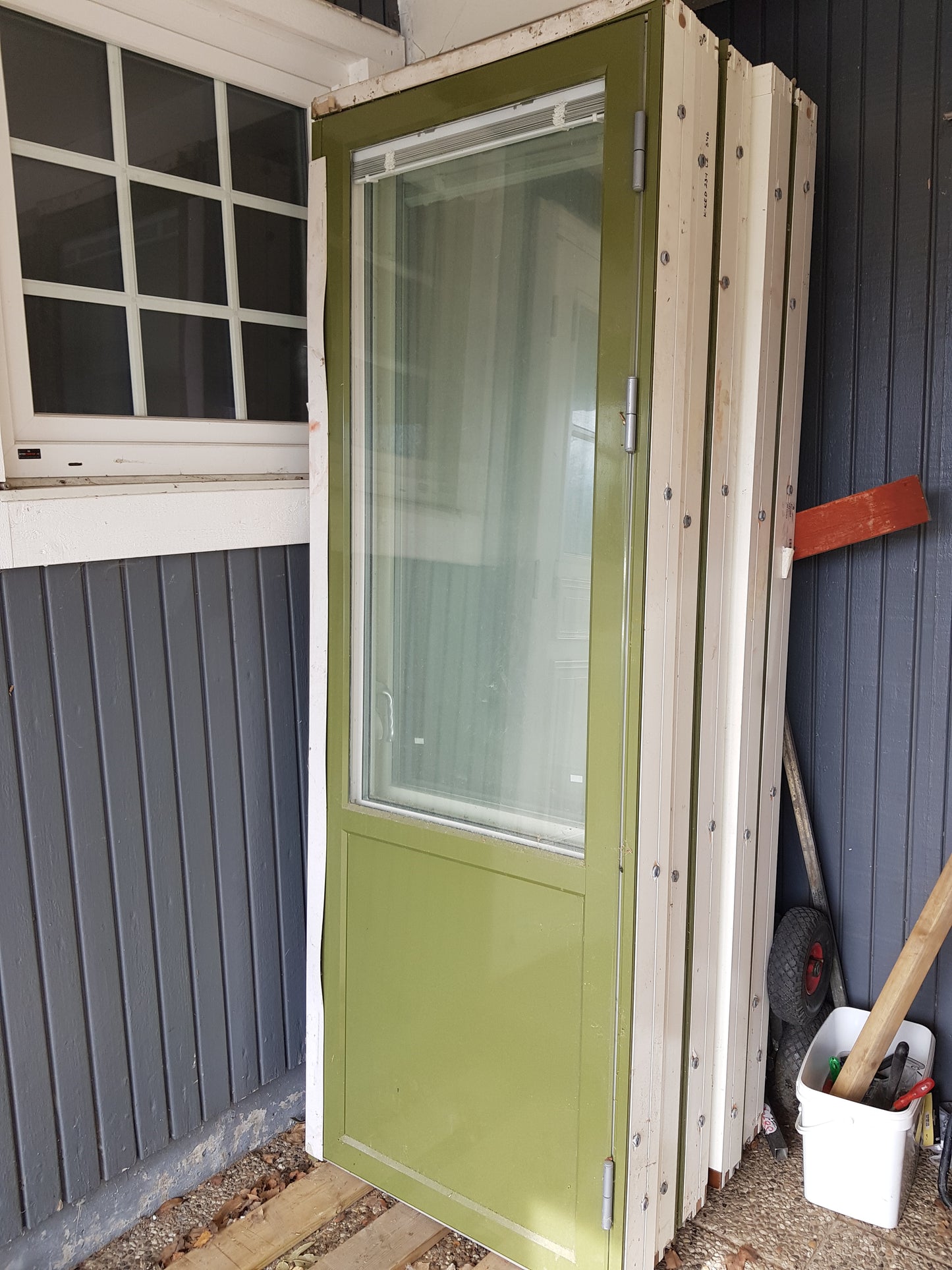 ARTIKELNUMMER 81 Nya trä treglas, altandörrar inkl karm öppnas utåt, höger hängda. Yttermått med karm Bredd 80 cm Höjd 220 cm djup 10 cm Pris: 4500 kr per styck VI LEVERERAR INOM STOCKHOLM FÖR 500 KR