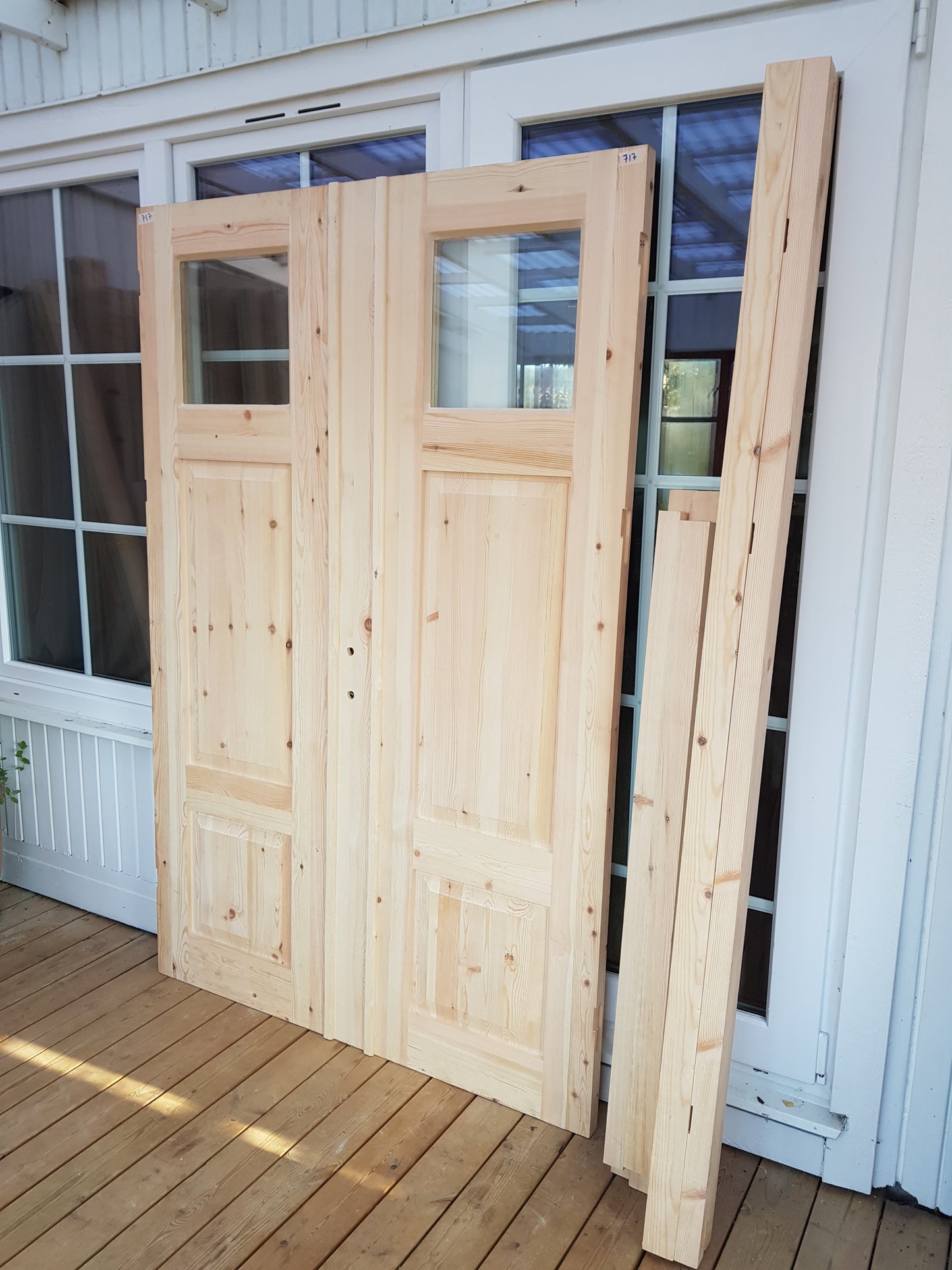 ART 717 Nytillverkad pardörr i gammal stil Mått B140 x H210 cm Öppnas utåt Handtag på höger sida Pris 15000 kr Tillkommer 1000 kr för gångjärn och låskista