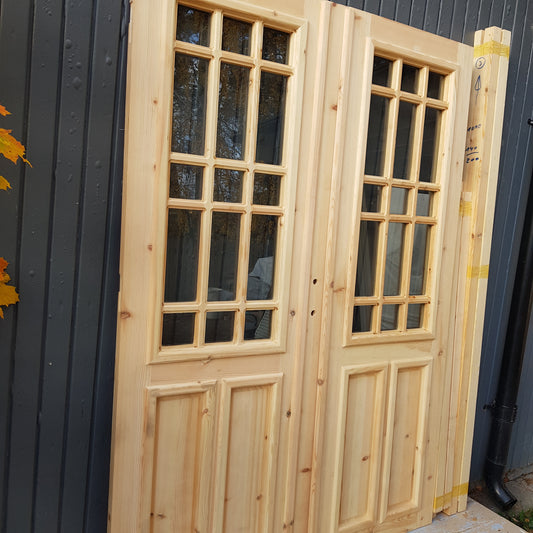 ART 741 - Nytillverkad pardörr i gammal stil Mått B130 x H200 cm Öppnas utåt Handtag på höger sida Dubbel glas Pris 15000 kr Tillkommer 1000 kr för gångjärn och låskista