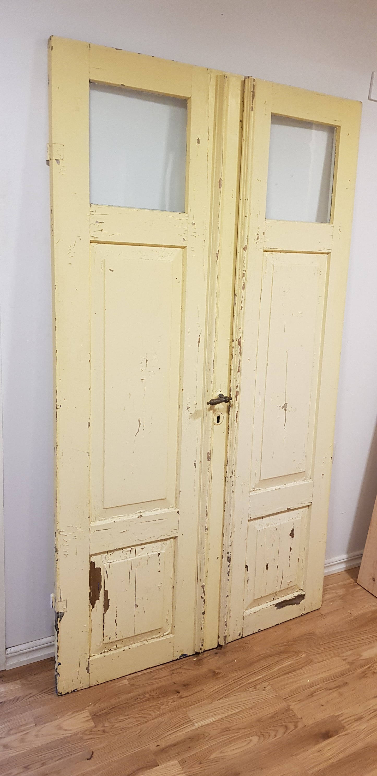 *Härlig och fin Antik pardörr komplett med nytillverkad karm Mått utan karm Bredd 47+56 cm Höjd 183 cm Djup dörrblad 3 cm Mått med karm: Bredd 112.5 cm Höjd 193.5 cm Djup 10 cm Pris pardörr: 9000 kr Pris nytillverkad karm: 1500 kr ARTIKELNUMMER 193