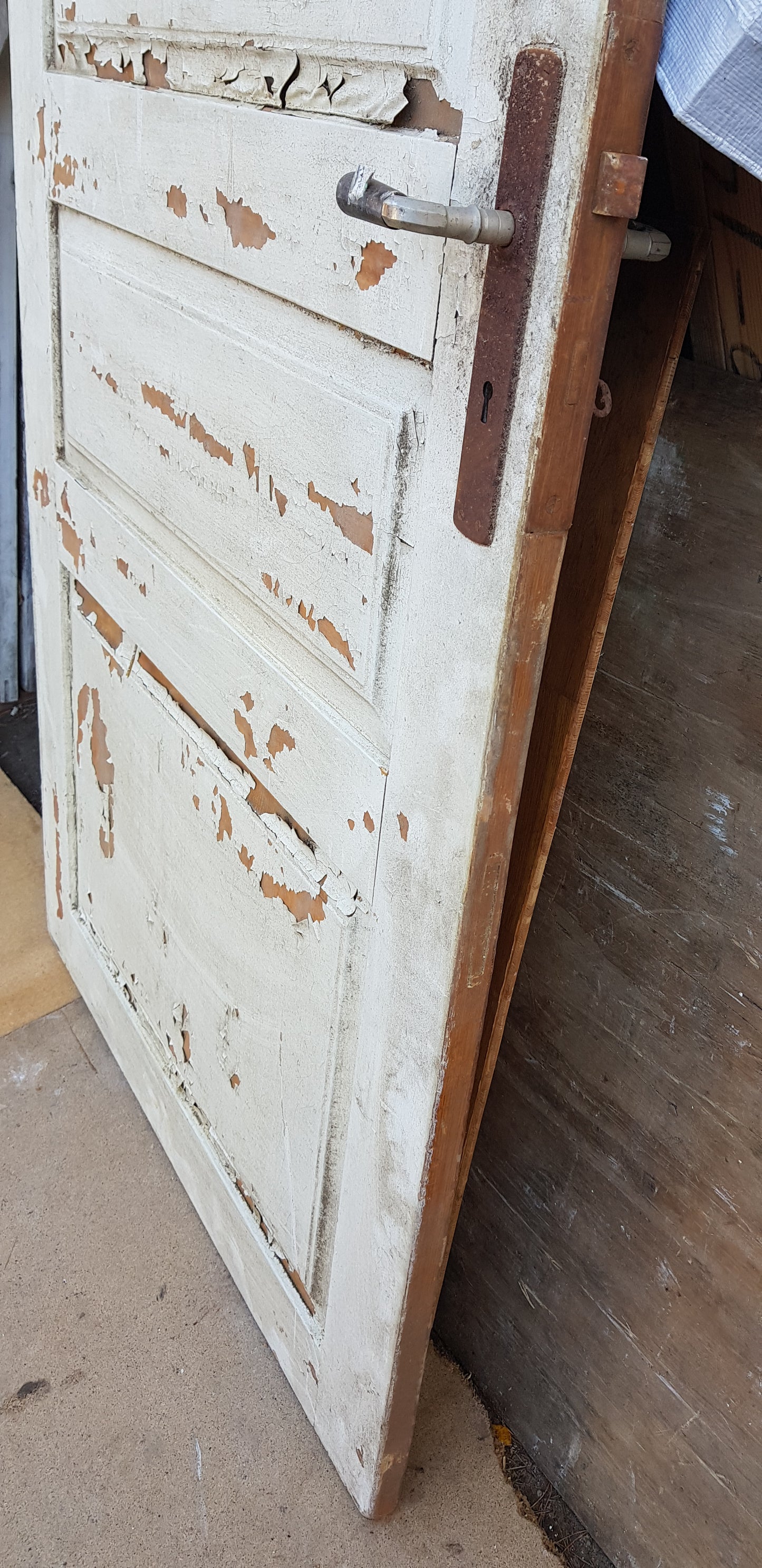 ARTIKELNUMMER 179 Antik Spegeldörr från 1700 talet med gammalt gångjärn säljes med karm som är nytillverkad.