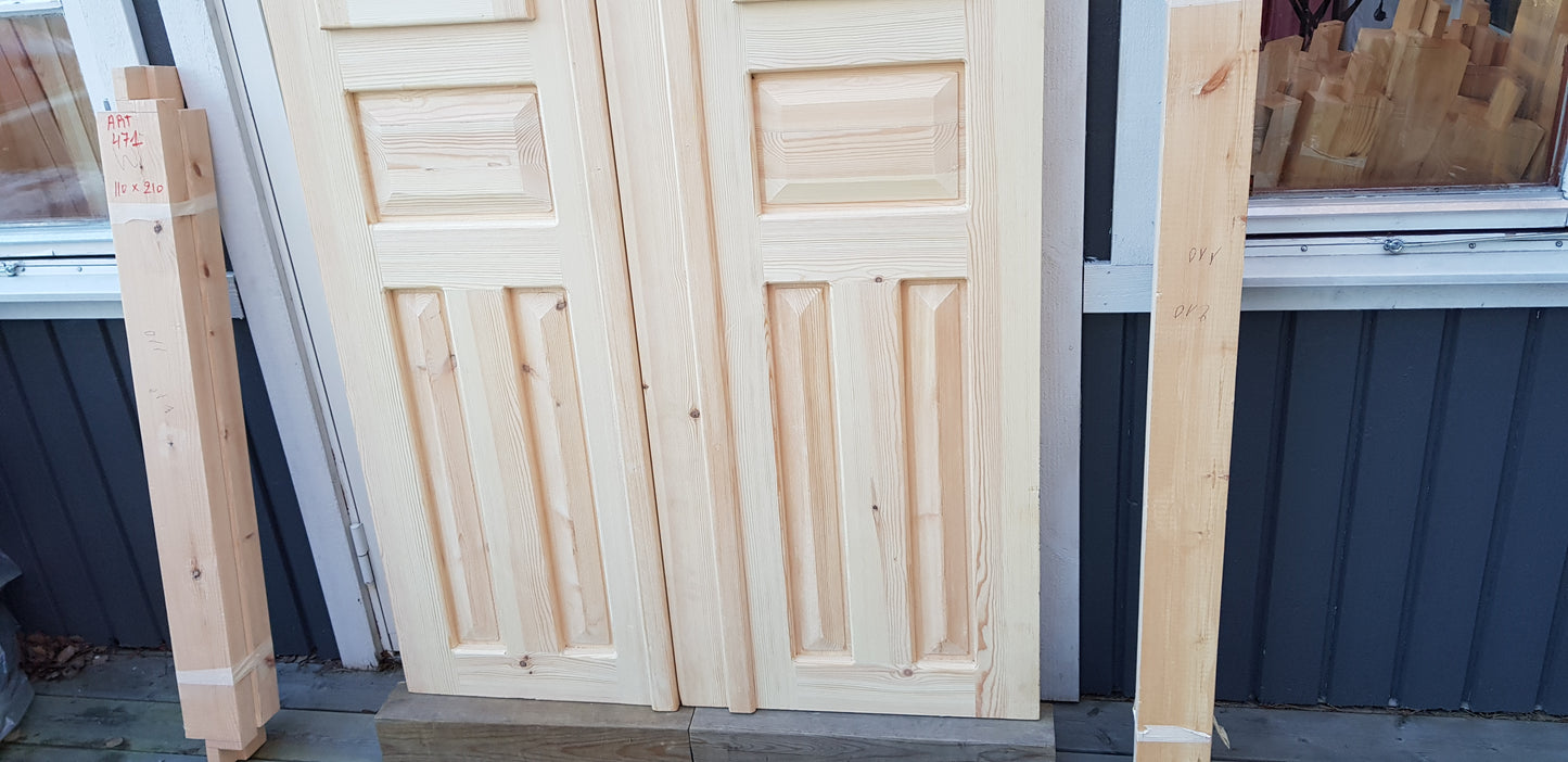 ARTIKELNUMMER 471 Nytillverkade obehandlade pardörrar med dubbelglas i gammal stil inkl karm karmyttermått Bredd 110 cm Höjd 210 cm Djup dörrblad 4,5 cm Pris: 15000 kr Tillkommer 1000 kr för gångjärn och låskista om man väljer det