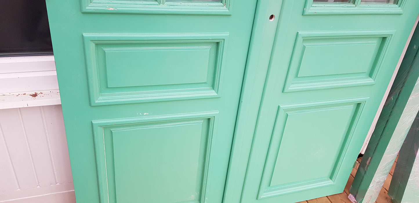 ARTIKELNUMMER 463 Nytillverkade pardörrar med dubbelglas i gammal stil inkl karm, yttermått: Bredd 140 cm Höjd 210 cm Djup dörrblad 4.5 cm pris: 16000 kr