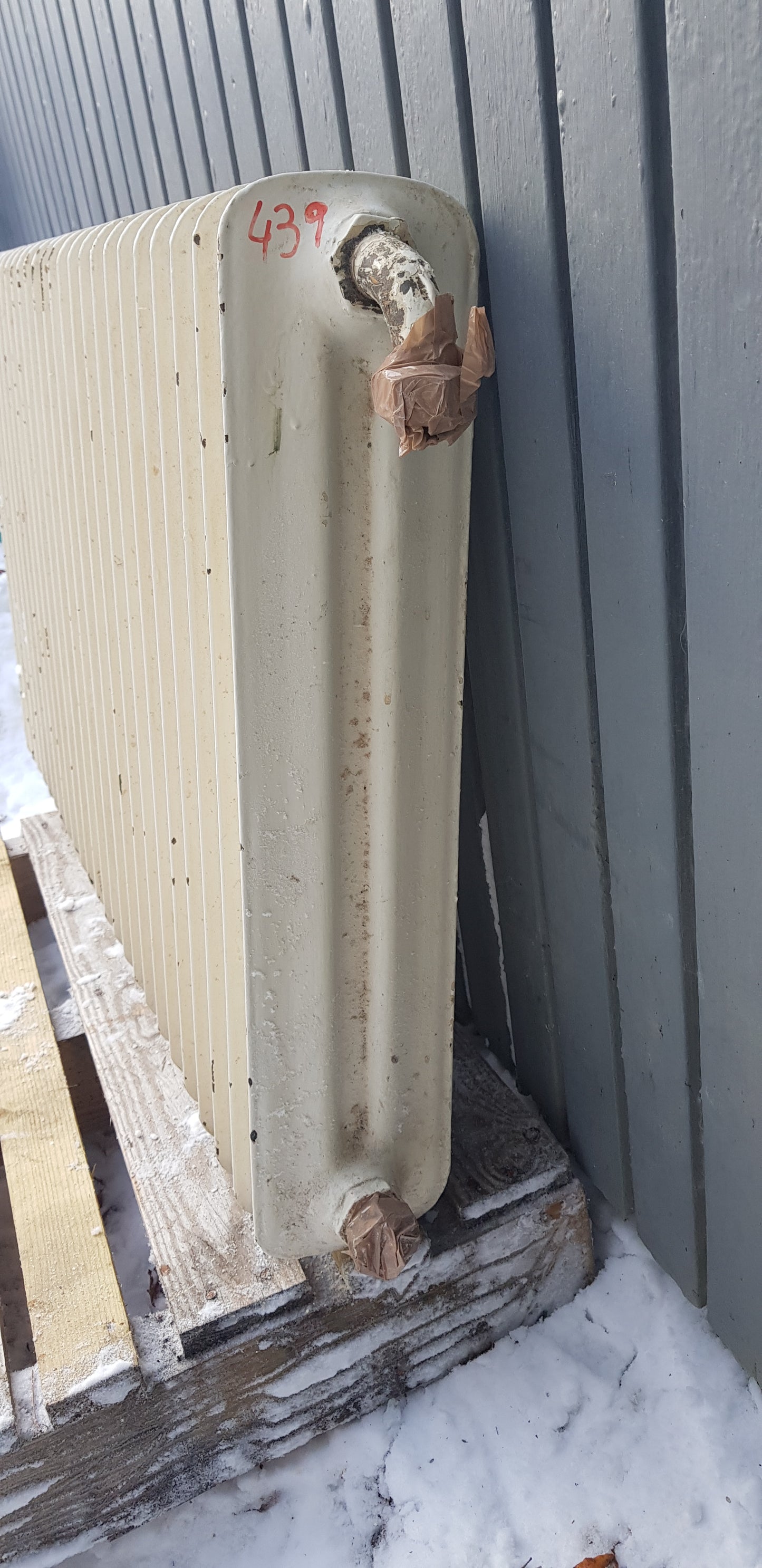 ARTIKELNUMMER 439 Fint gammal Element/Radiator B 100 -108 H 58 D 13 Pris 2000 KR