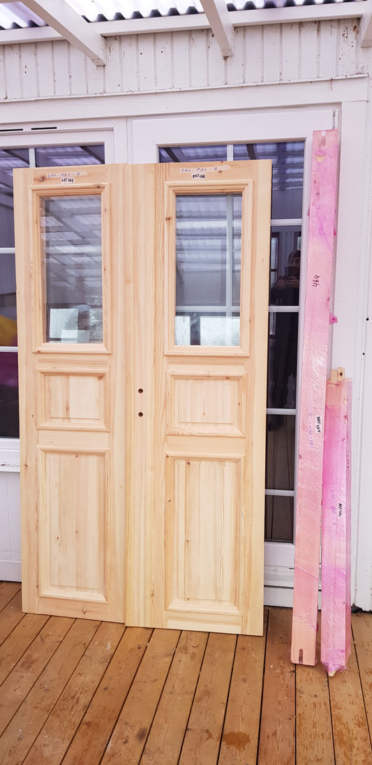 ART 464 Nytillverkad pardörr i gammal stil Mått B120 x H210 cm Öppnas utåt Handtag på höger sida Pris 15000 kr Tillkommer 1000 kr för gångjärn och låskista