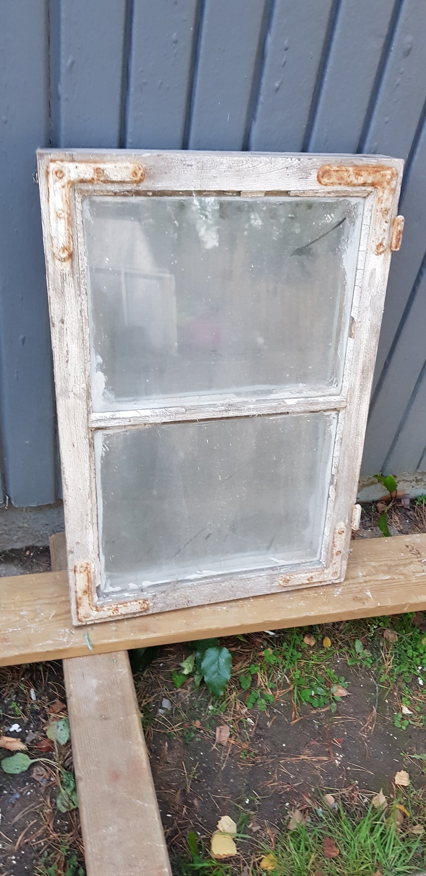 ARTIKELNUMMER 26  Ett litet kopplat fönster   Mått:B 42,5 H63  Pris: 900kr 