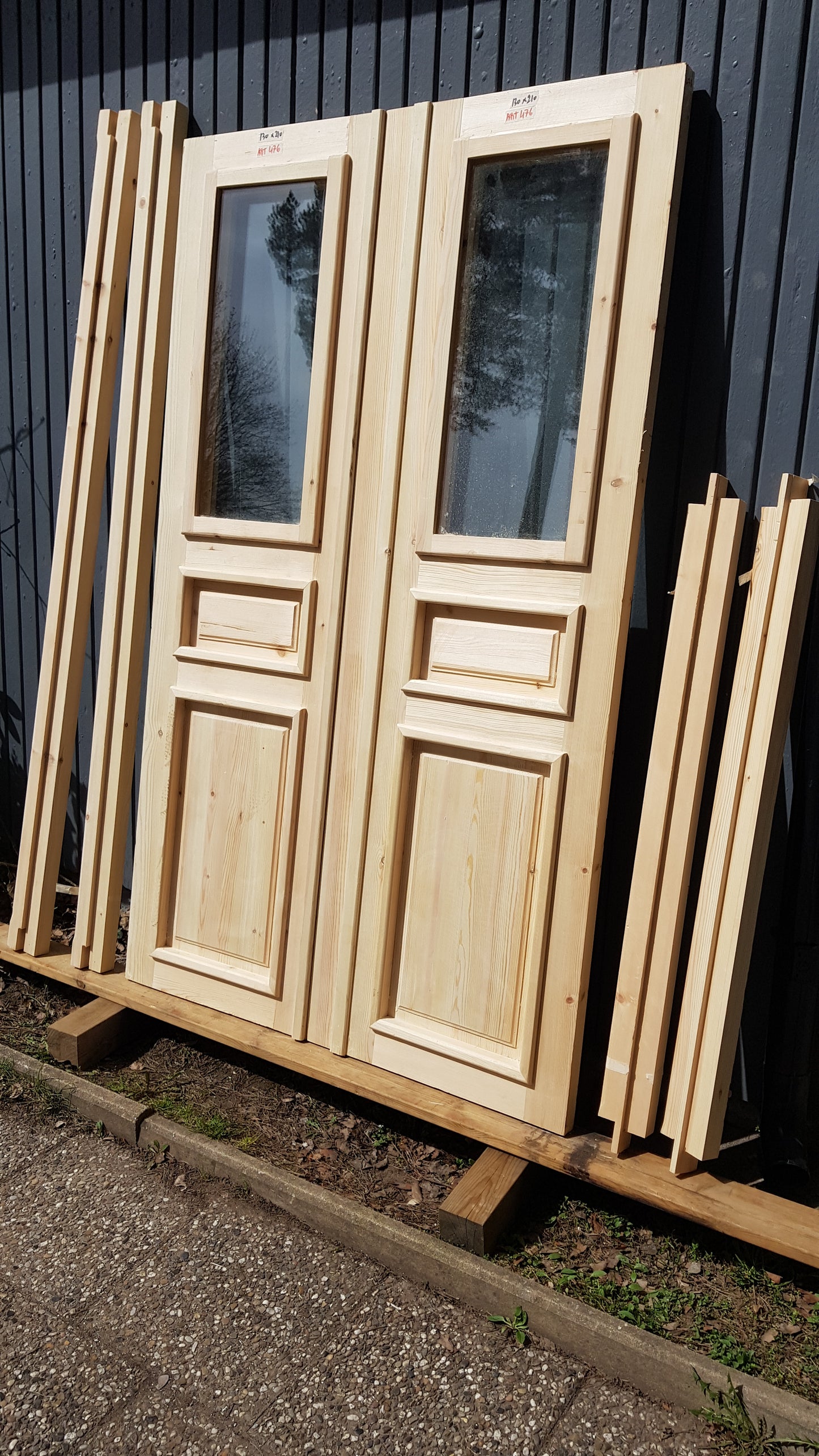 ART 476 Nytillverkad pardörr i gammal stil Mått B130 x H210 cm Öppnas utåt Handtag på höger sida Pris 15000 kr Tillkommer 1000 kr för gångjärn och låskista