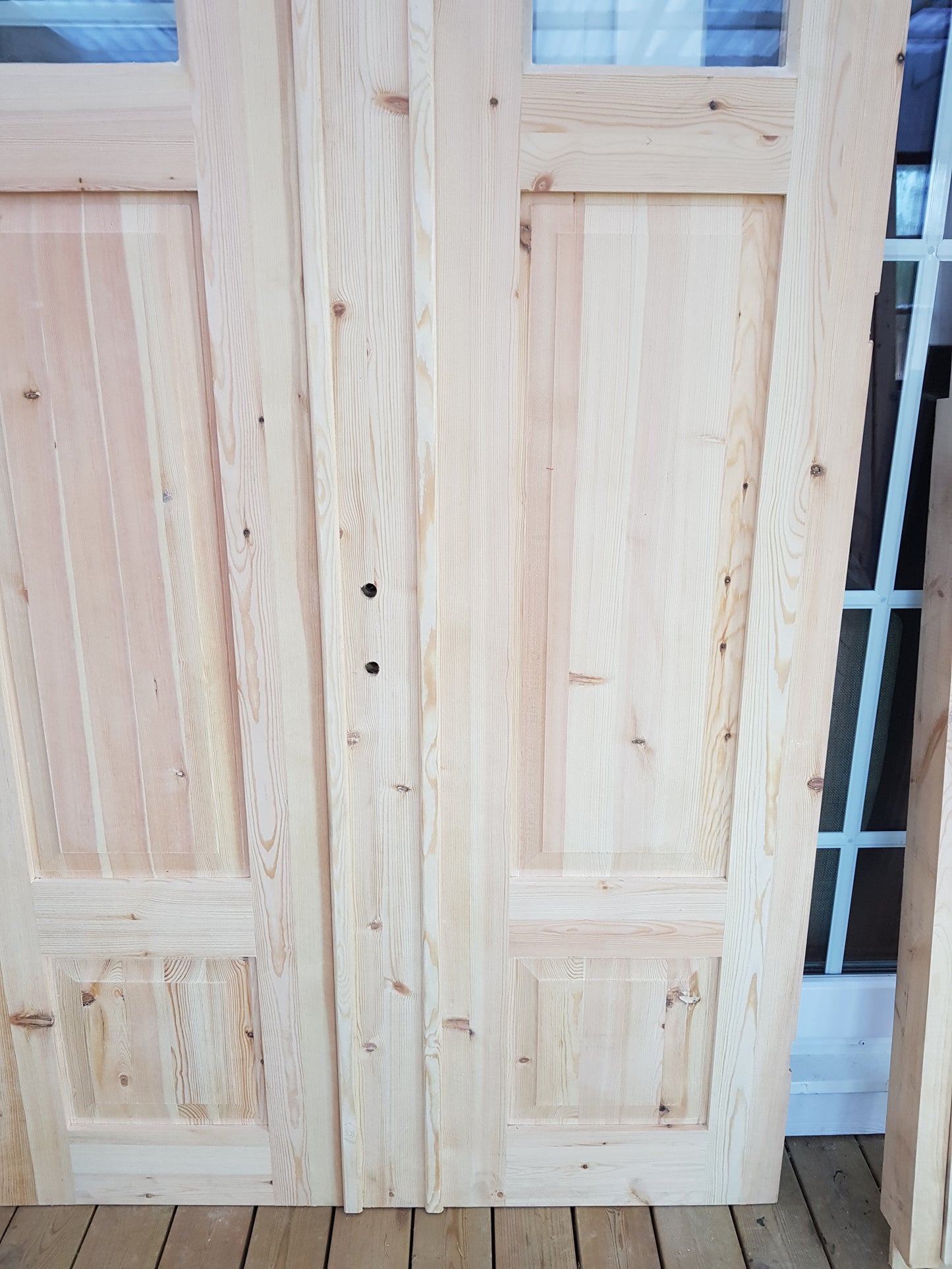 ART 718 Nytillverkad pardörr i gammal stil Mått B130 x H210 cm Öppnas utåt Handtag på höger sida Pris 15000 kr Tillkommer 1000 kr för gångjärn och låskista