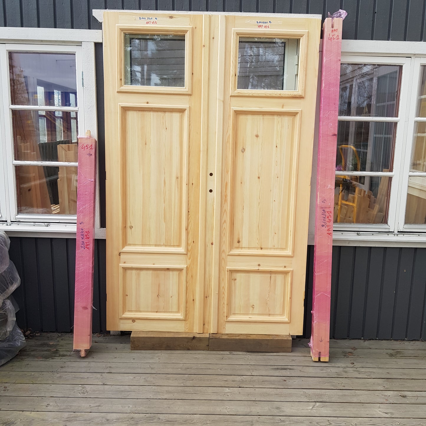 ARTIKELNUMMER 451 Nytillverkade obehandlade pardörrar med dubbelglas i gammal stil inkl karm karmyttermått Bredd 140 cm Höjd 210 cm Djup dörrblad 4,5 cm Pris: 15000 kr Tillkommer 1000 kr för gångjärn och låskista om man väljer det