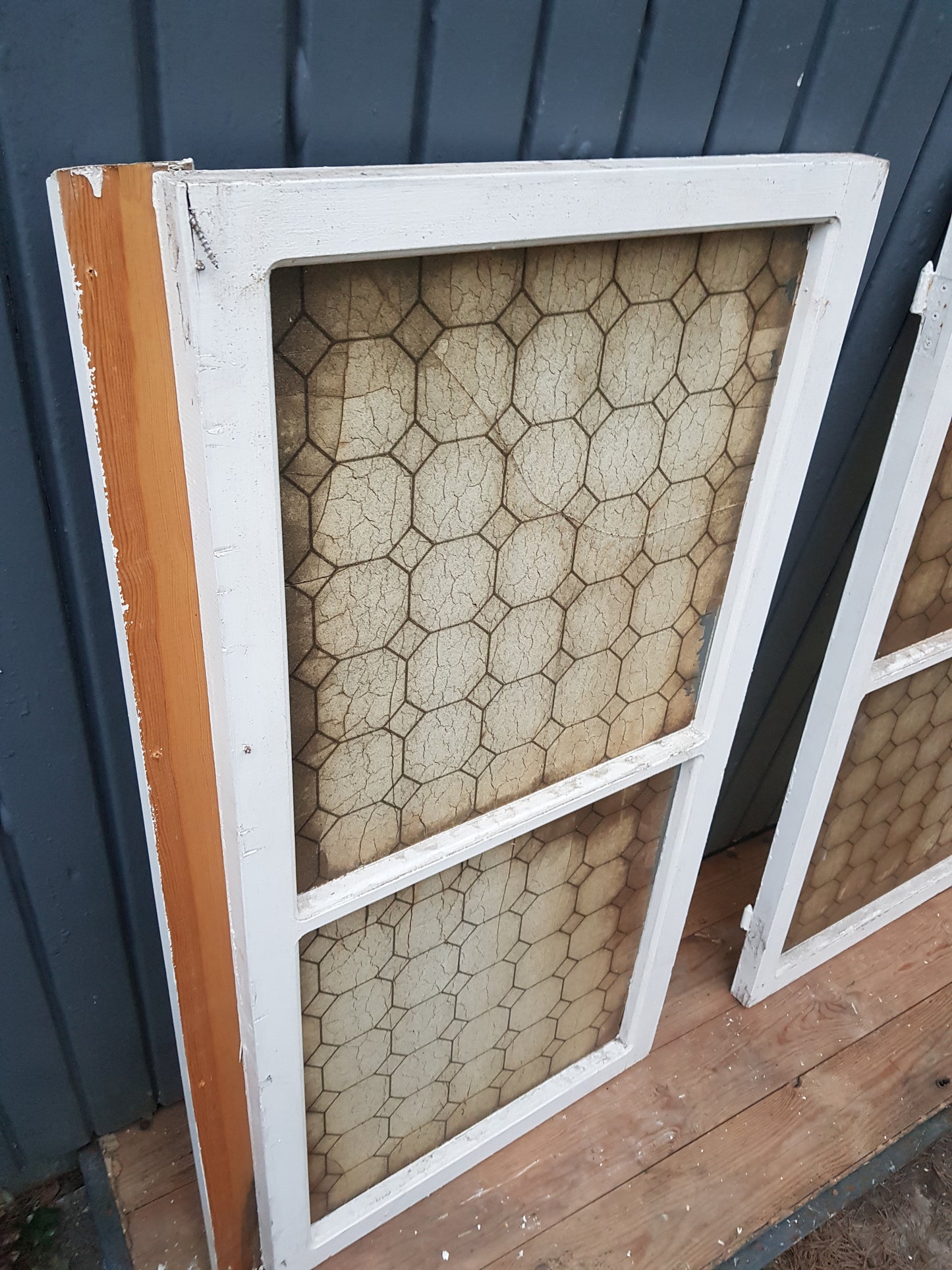 Art 13A  2st gamla fönster med gammalt glas B54 h109 d3.5 600kr per st en spricka på ena fönstret