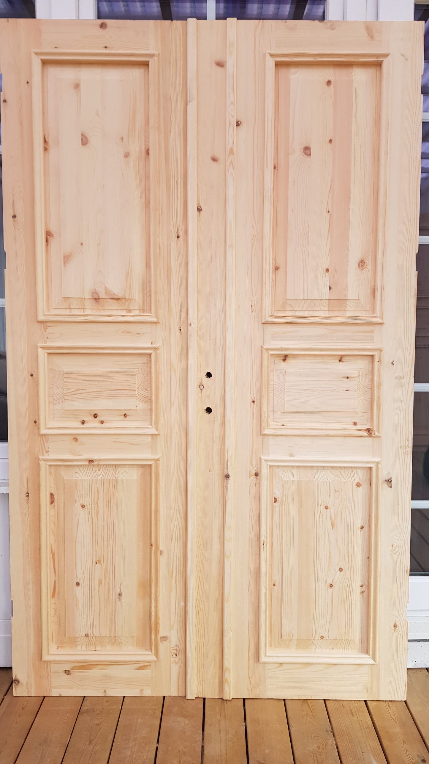 ART 721 Nytillverkad pardörr i gammal stil Mått B130 x H210 cm Öppnas utåt Handtag på höger sida Pris 15000 kr Tillkommer 1000 kr för gångjärn och låskista