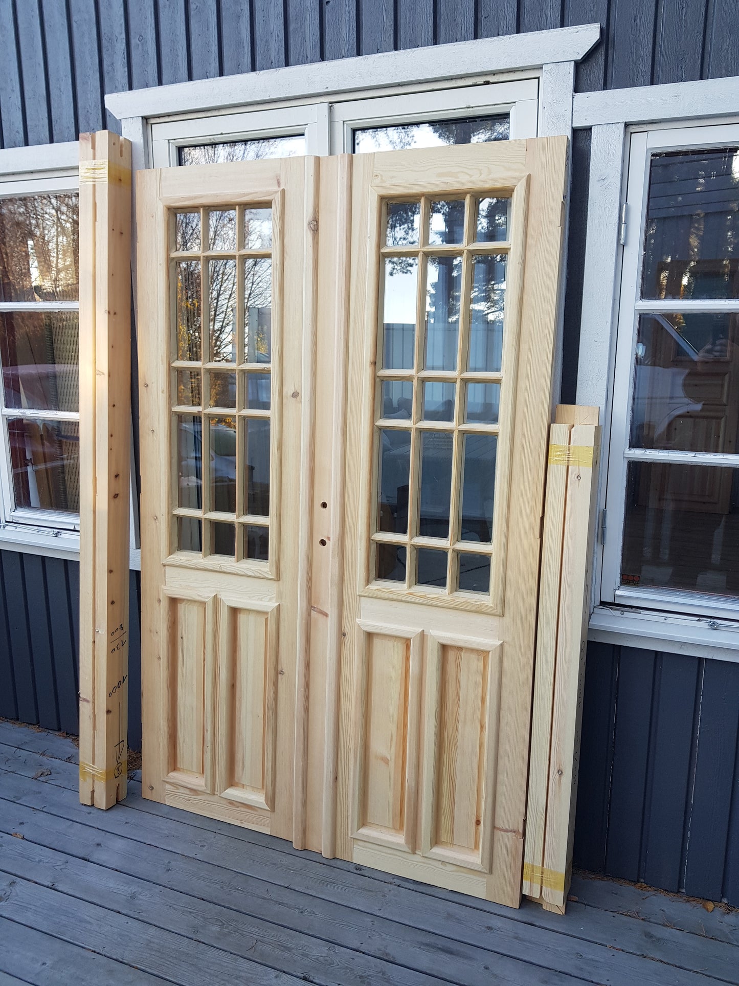 ART 741 - Nytillverkad pardörr i gammal stil Mått B130 x H200 cm Öppnas utåt Handtag på höger sida enkel glas Pris 15000 kr Tillkommer 1000 kr för gångjärn och låskista