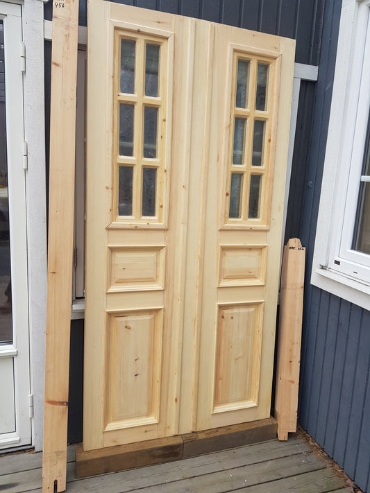 ARTIKELNUMMER 456 Nytillverkade obehandlade pardörrar med kittade dubbelglas i gammal stil inkl karm karmyttermått Bredd 110 cm Höjd 210 cm Djup dörrblad 4,5 cm säljes utan gångjärn och låskista Pris: 15000 kr