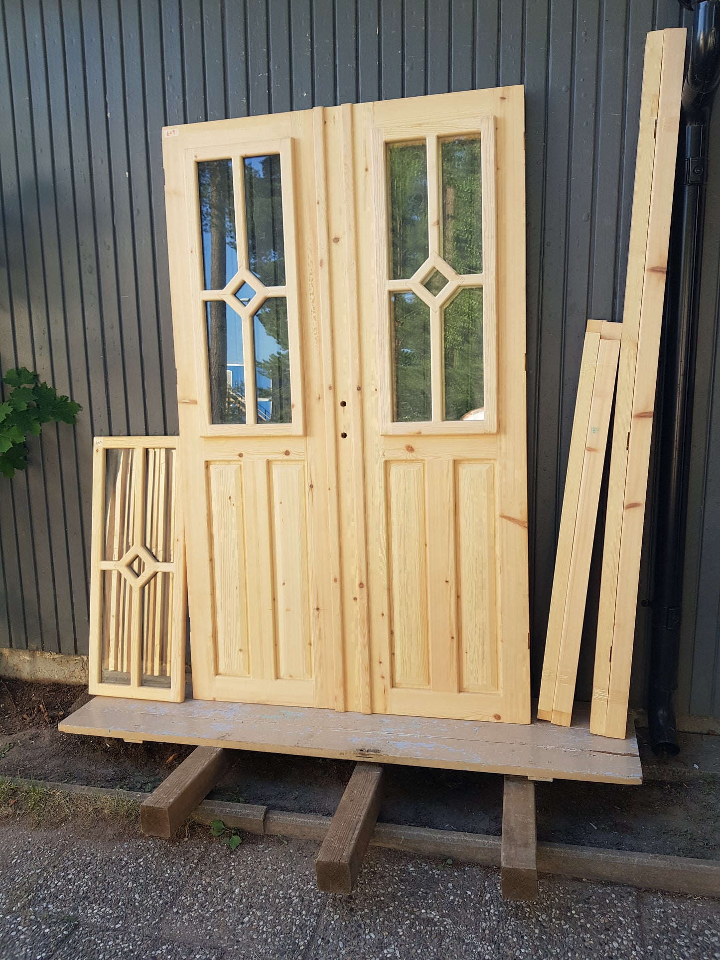 ART 609 Nytillverkad pardörr i gammal stil Mått B130 x H210 cm Öppnas utåt Handtag på höger sida Pris 15000 kr Tillkommer 1000 kr för gångjärn och låskista