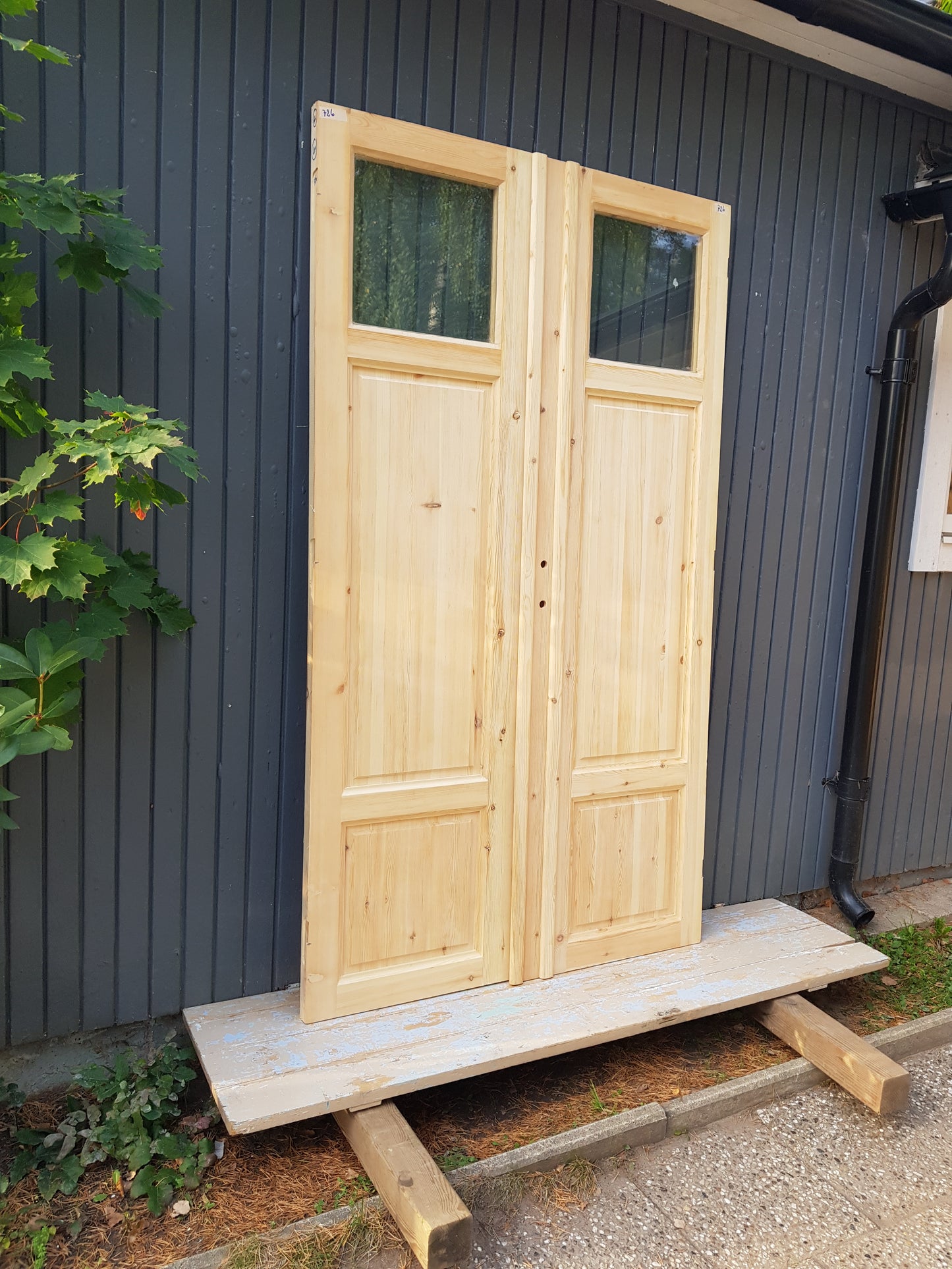 ART 726 - Nytillverkad pardörr i gammal stil Mått B128.5 x H220 cm Öppnas utåt Handtag på höger sida Dubbel glas Pris 15000 kr Tillkommer 1000 kr för gångjärn och låskista