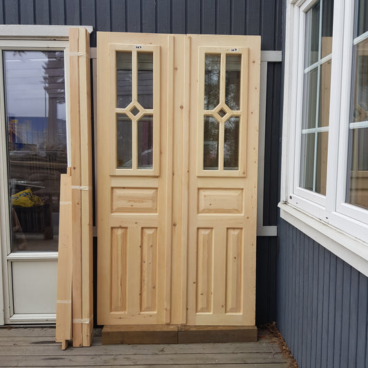 ART 447 Nytillverkad pardörr i gammal stil Mått B120 x H210 cm Öppnas utåt Handtag på höger sida Pris 15000 kr Tillkommer 1000 kr för gångjärn och låskista