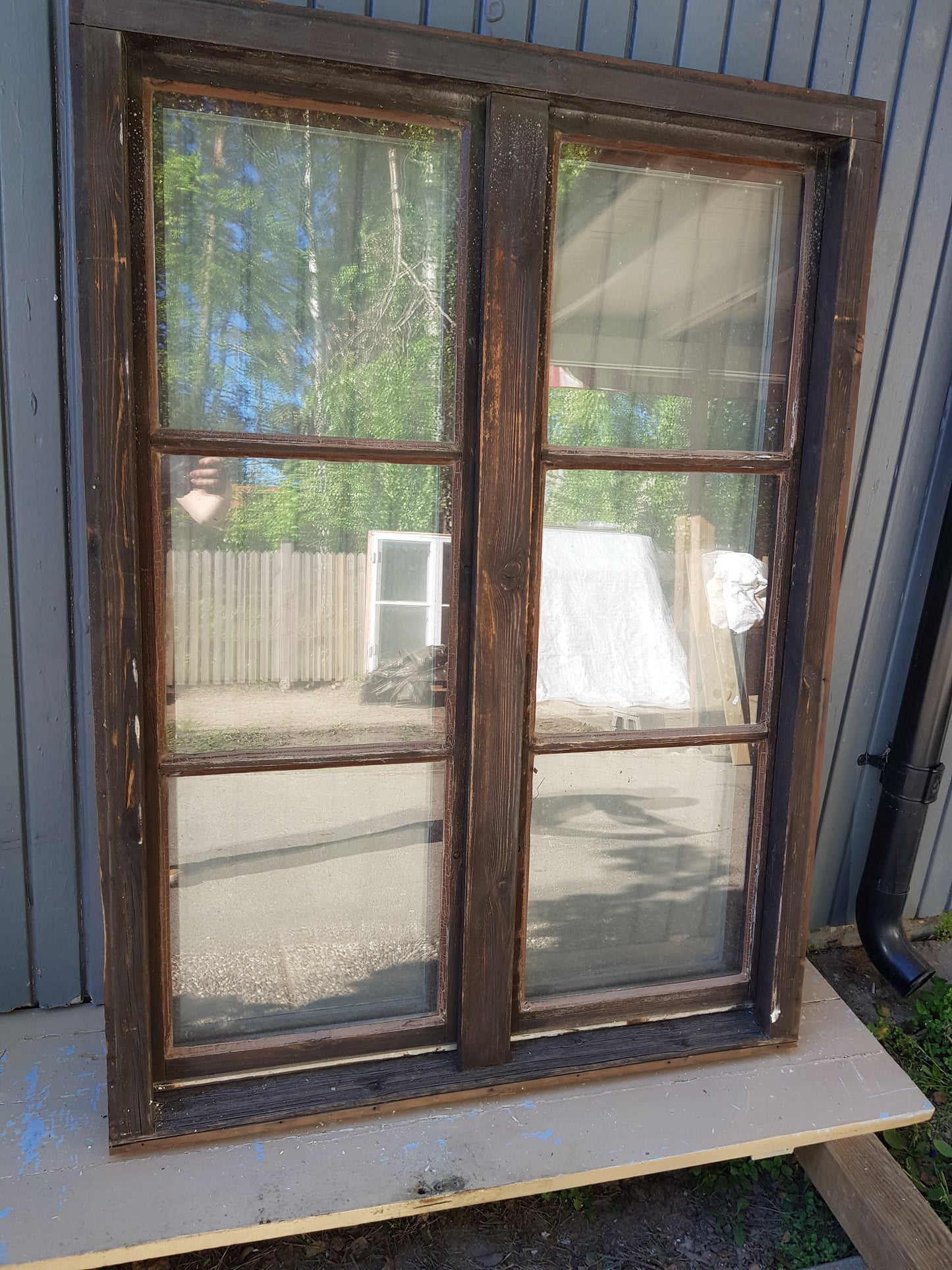 ARTIKELNUMMER 539.  1 st fina 3 glas fönster med spröjs och karm ,öppnas inåt  Mått: H 147 B 107  Pris: 3000 Kr/ st