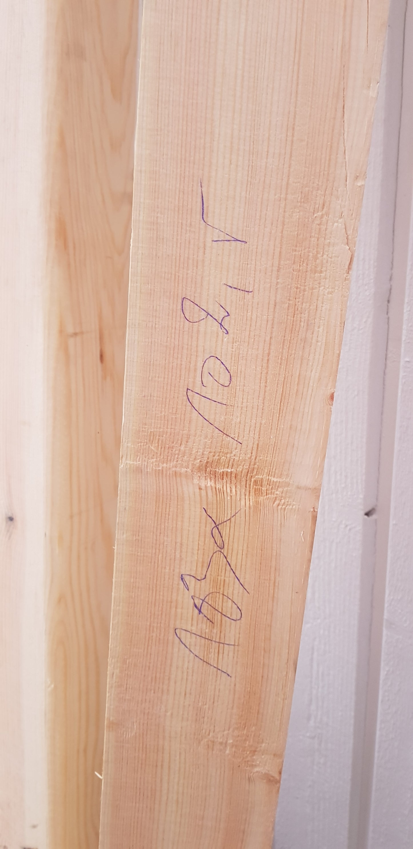 *Härlig och fin Antik pardörr komplett med nytillverkad karm Mått utan karm Bredd 47+56 cm Höjd 183 cm Djup dörrblad 3 cm Mått med karm: Bredd 112.5 cm Höjd 193.5 cm Djup 10 cm Pris pardörr: 9000 kr Pris nytillverkad karm: 1500 kr ARTIKELNUMMER 193