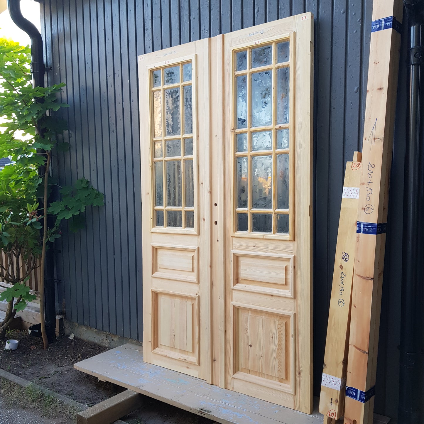 ART 618 Nytillverkad pardörr i gammal stil Mått B130 x H210 cm Öppnas utåt Handtag på höger sida Pris 15000 kr Tillkommer 1000 kr för gångjärn och låskista