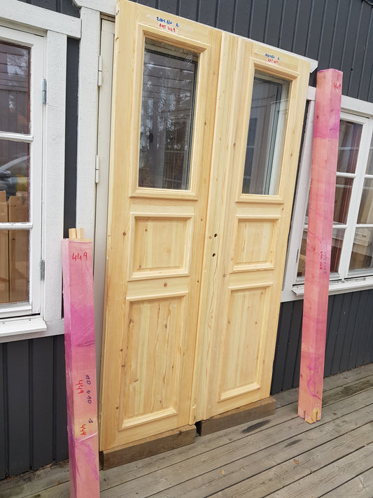 ART 449 Nytillverkad pardörr i gammal stil Mått B120 x H210 cm Öppnas utåt Handtag på höger sida Pris 15000 kr Tillkommer 1000 kr för gångjärn och låskista