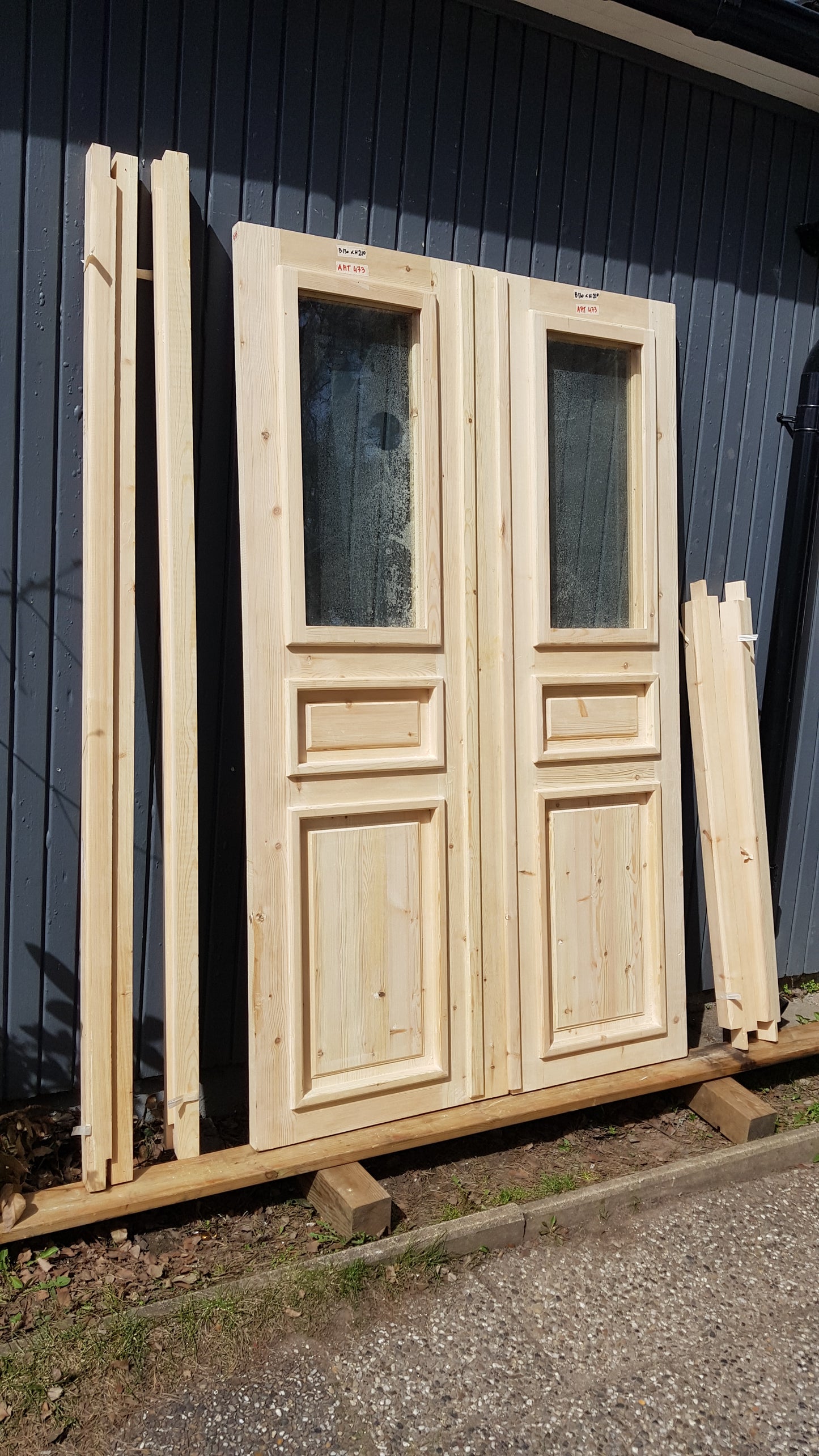 ARTIKELNUMMER 473 Nytillverkade obehandlade pardörrar med dubbelglas i gammal stil inkl. karm karmyttermått Bredd 130 cm Höjd 210 cm Djup dörrblad 4,5 cm Pris: 15000 kr Tillkommer 1000 kr för gångjärn och låskista om man väljer det