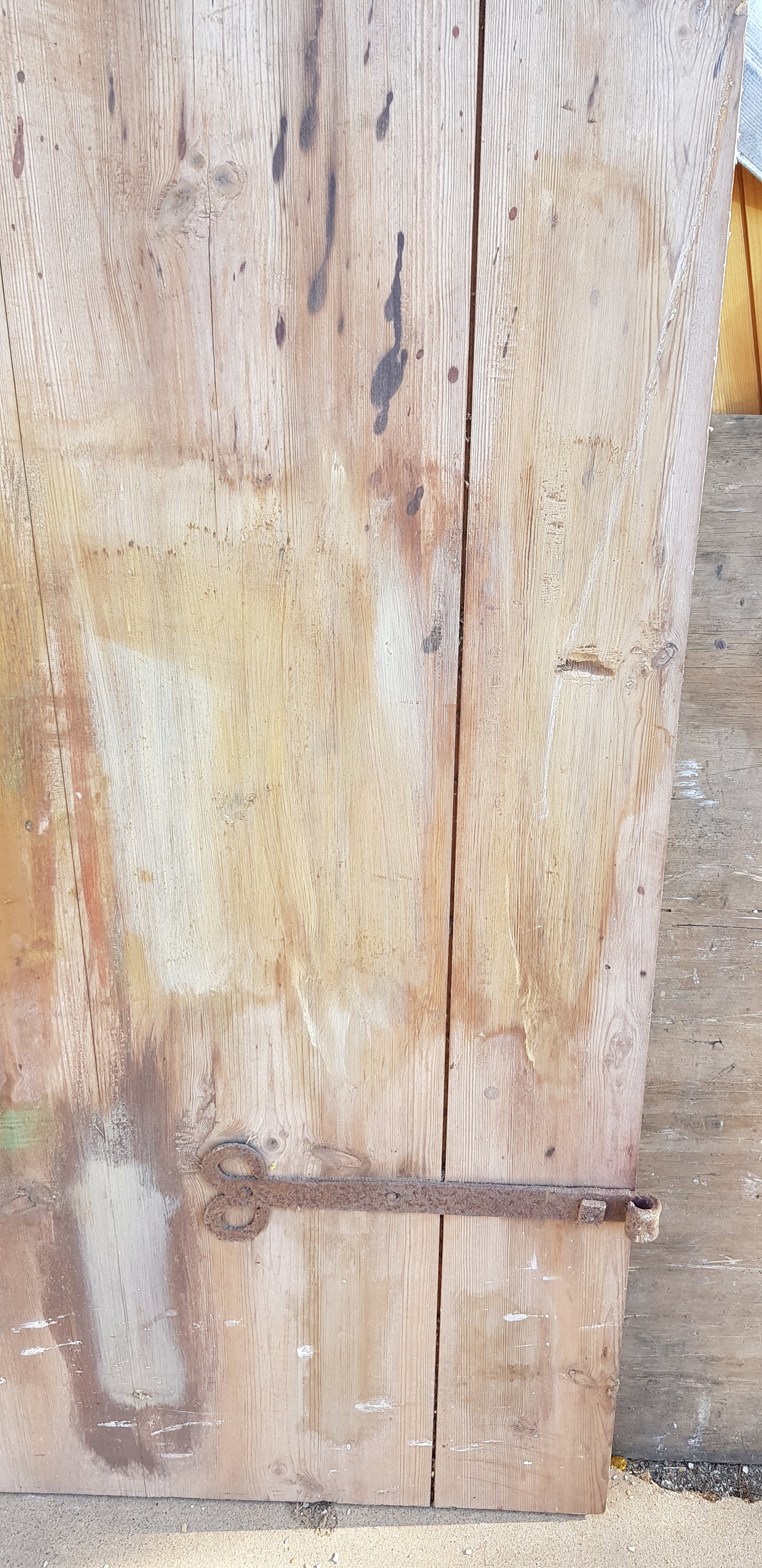 ARTIKELNUMMER 02 Antik dörr utan karm Bredd 82 Höjd 178 Djup dörrblad 2.5 cm Pris 1500kr