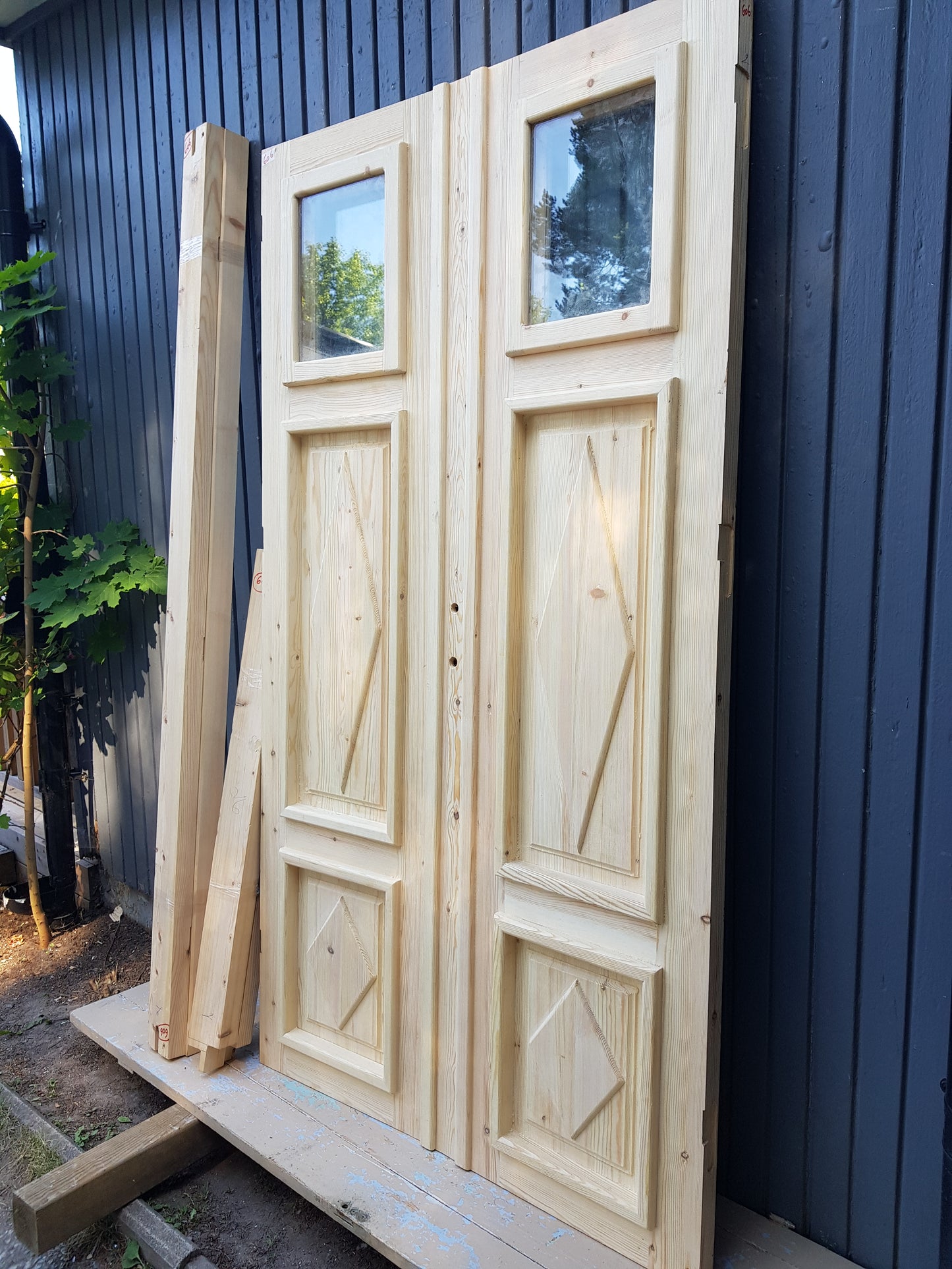 ART 606 Nytillverkad pardörr i gammal stil Mått B120 x H210 cm Öppnas utåt Handtag på höger sida Pris 15000 kr Tillkommer 1000 kr för gångjärn och låskista