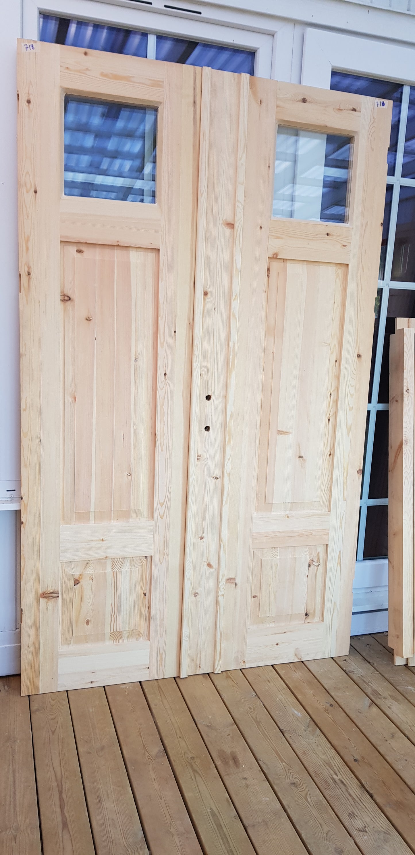 ART 718 Nytillverkad pardörr i gammal stil Mått B130 x H210 cm Öppnas utåt Handtag på höger sida Pris 15000 kr Tillkommer 1000 kr för gångjärn och låskista