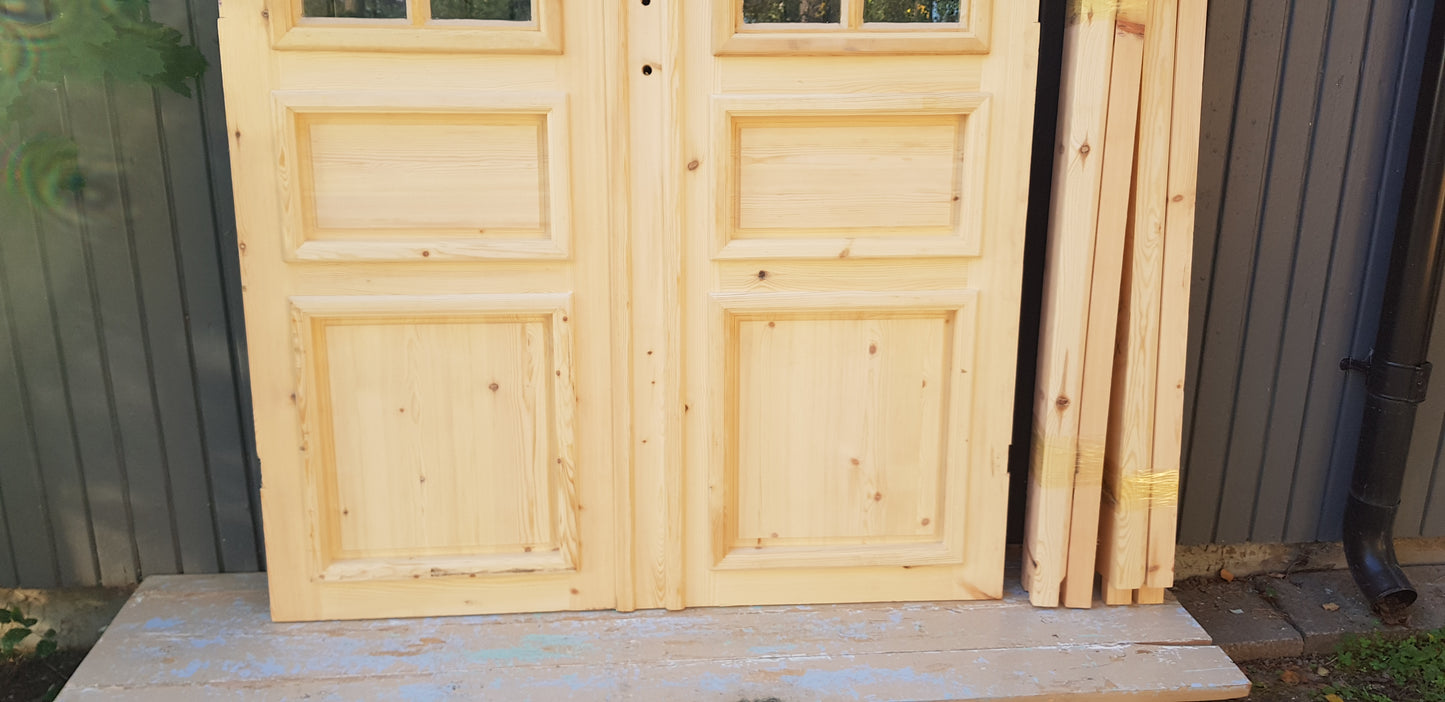 ART 686 Nytillverkad pardörr i gammal stil Mått B140 x H210 cm Öppnas utåt Handtag på höger sida Pris 15000 kr Tillkommer 1000 kr för gångjärn och låskista