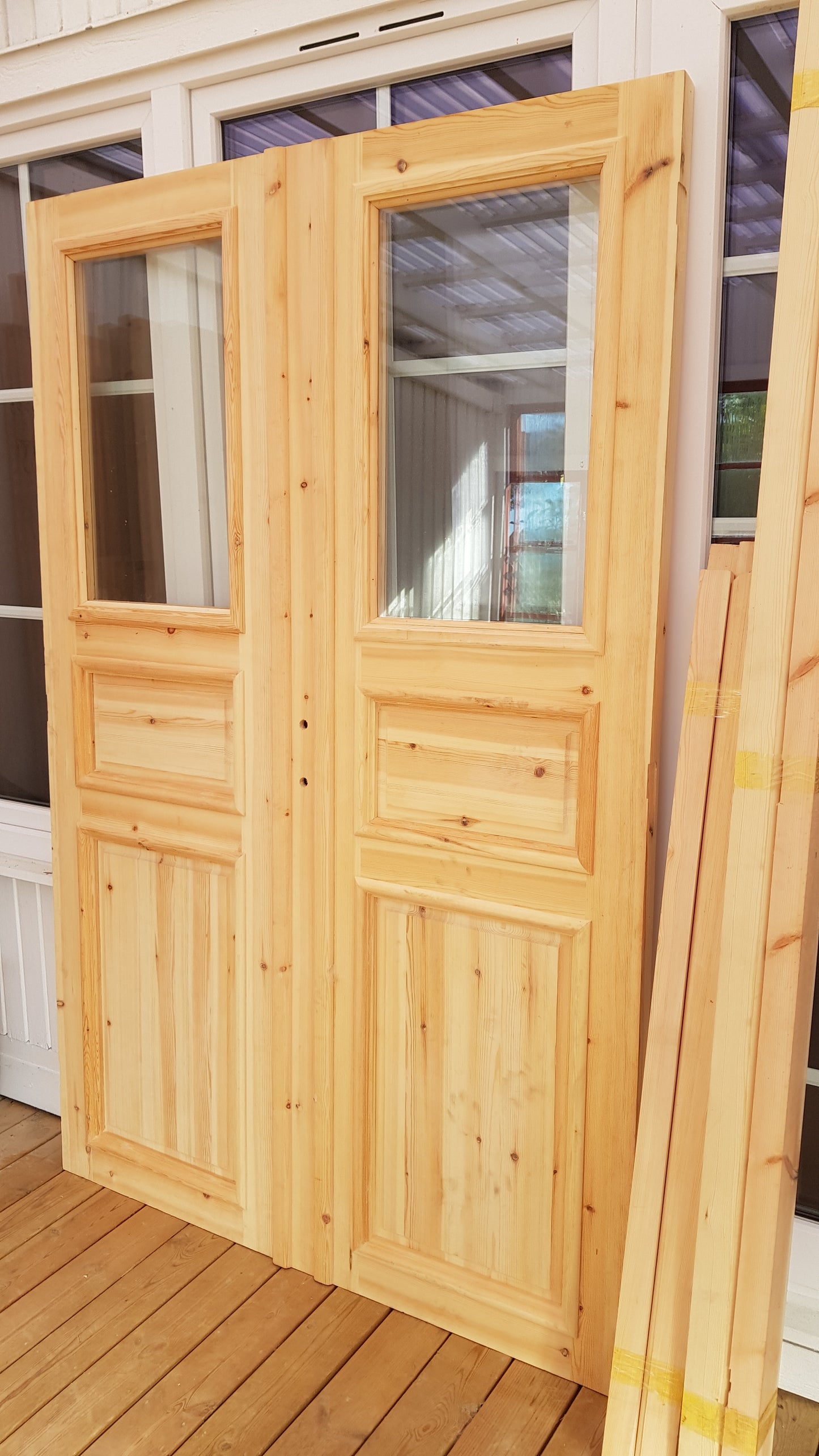 ART 714 Nytillverkad pardörr i gammal stil Mått B140 x H210 cm Öppnas utåt Handtag på höger sida Pris 15000 kr Tillkommer 1000 kr för gångjärn och låskista