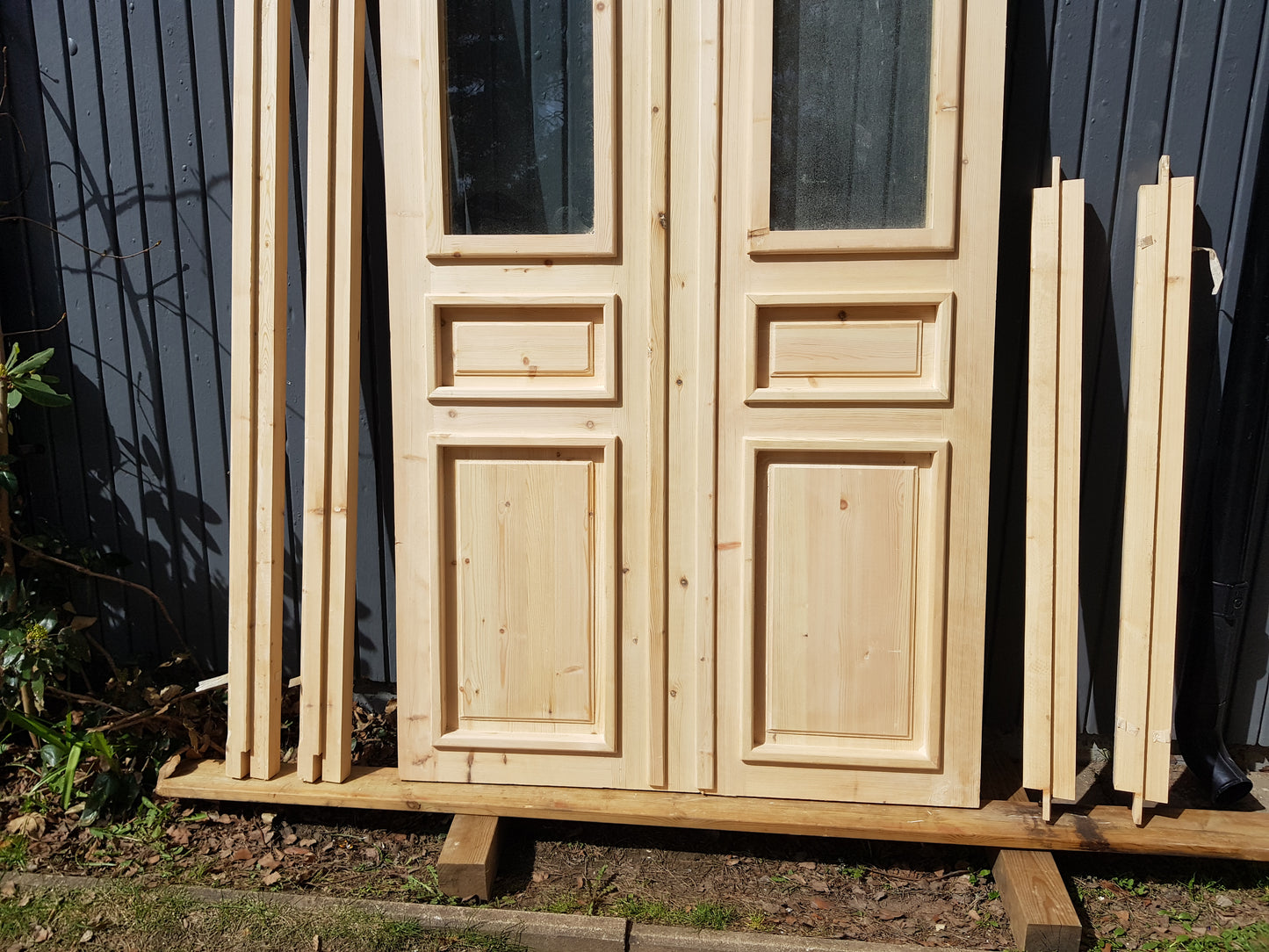 ARTIKELNUMMER 475 Nytillverkade obehandlade pardörrar med dubbelglas i gammal stil inkl. karm karmyttermått Bredd 130 cm Höjd 210 cm Djup dörrblad 4,5 cm Pris: 15000 kr Tillkommer 1000 kr för gångjärn och låskista om man väljer det