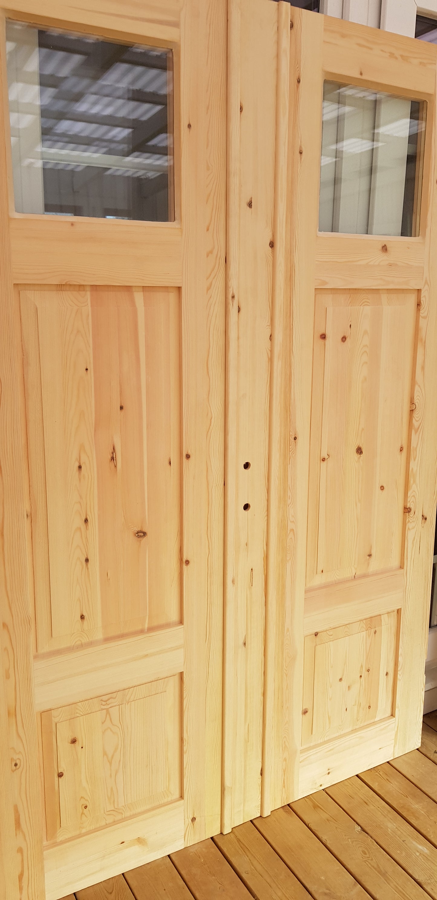 ART 715 Nytillverkad pardörr i gammal stil Mått B140 x H210 cm Öppnas utåt Handtag på höger sida Pris 15000 kr Tillkommer 1000 kr för gångjärn och låskista