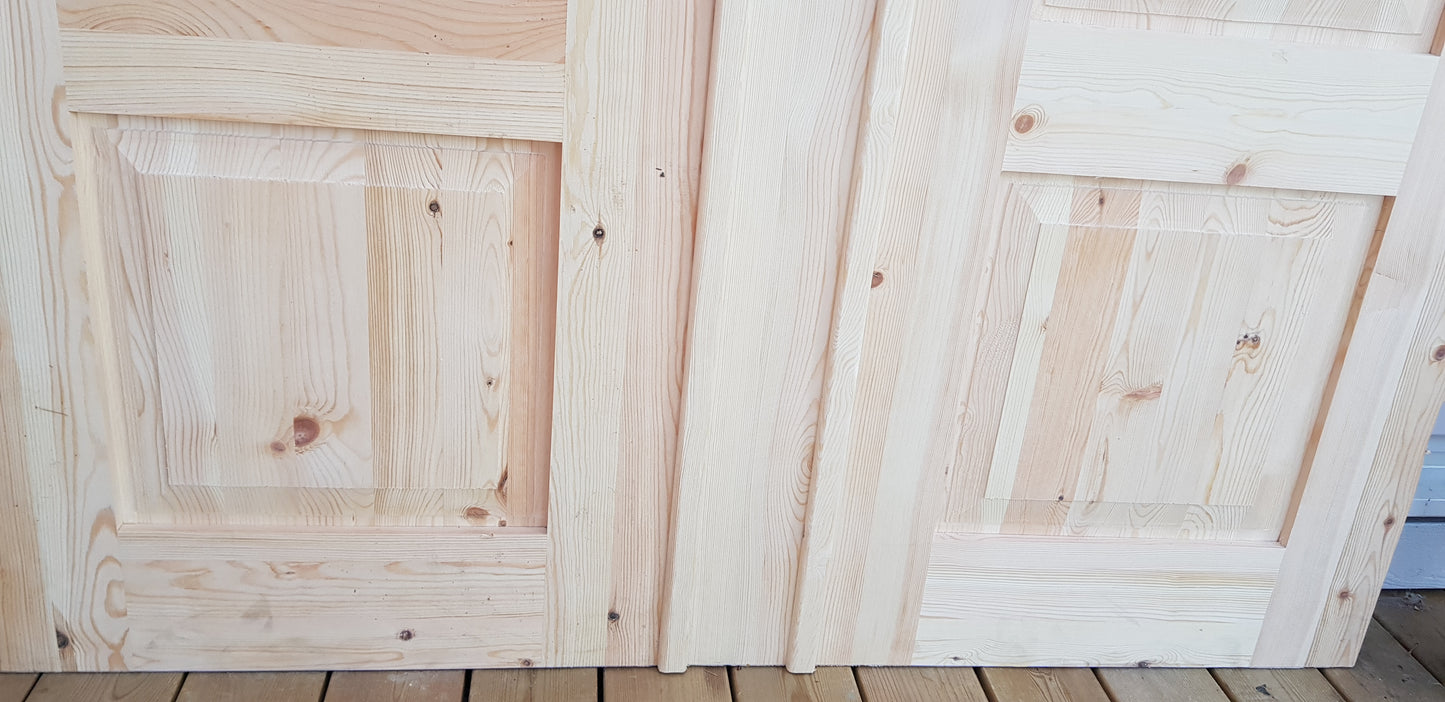 ART 717 Nytillverkad pardörr i gammal stil Mått B140 x H210 cm Öppnas utåt Handtag på höger sida Pris 15000 kr Tillkommer 1000 kr för gångjärn och låskista