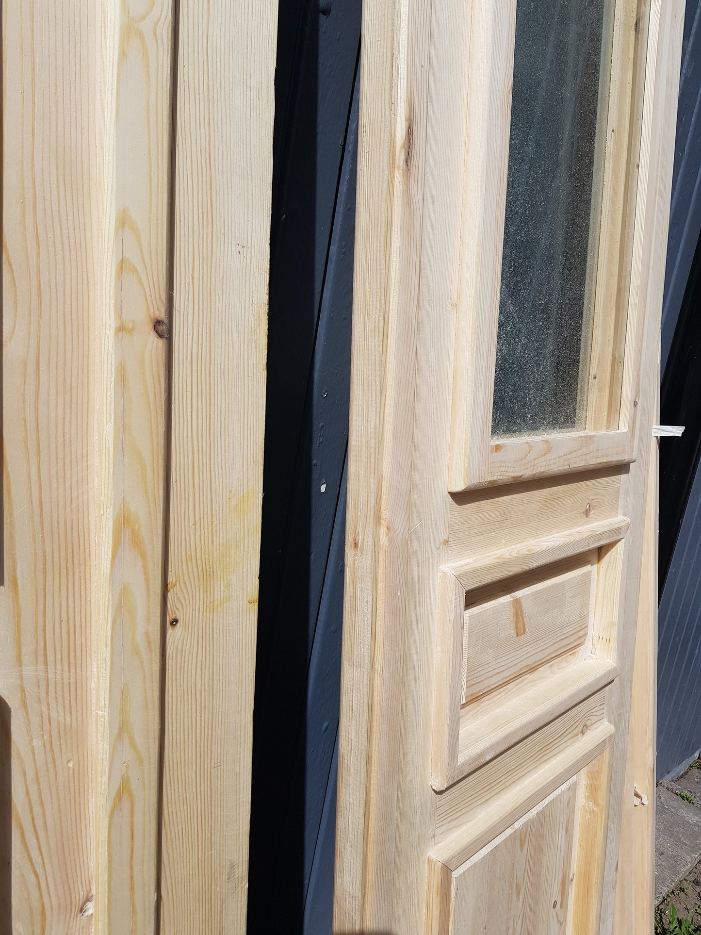 ARTIKELNUMMER 473 Nytillverkade obehandlade pardörrar med dubbelglas i gammal stil inkl. karm karmyttermått Bredd 130 cm Höjd 210 cm Djup dörrblad 4,5 cm Pris: 15000 kr Tillkommer 1000 kr för gångjärn och låskista om man väljer det