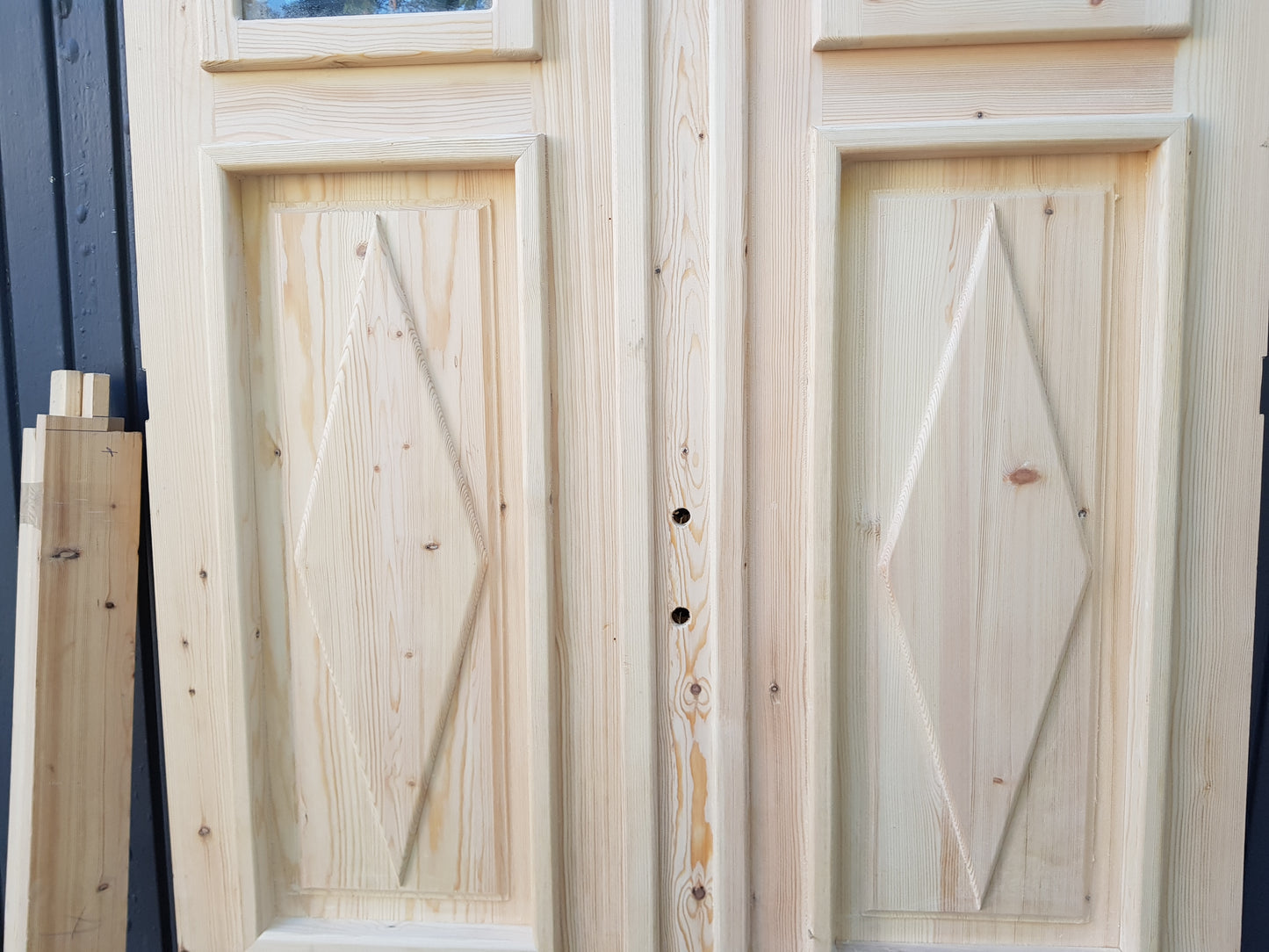 ART 606 Nytillverkad pardörr i gammal stil Mått B120 x H210 cm Öppnas utåt Handtag på höger sida Pris 15000 kr Tillkommer 1000 kr för gångjärn och låskista