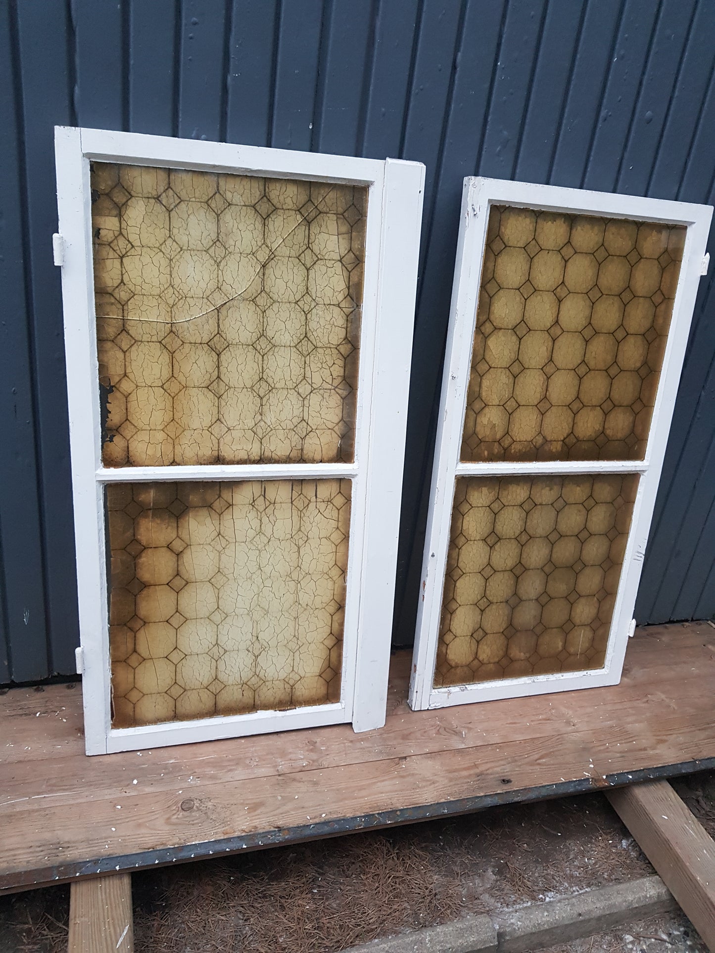 Art 13A  2st gamla fönster med gammalt glas B54 h109 d3.5 600kr per st en spricka på ena fönstret