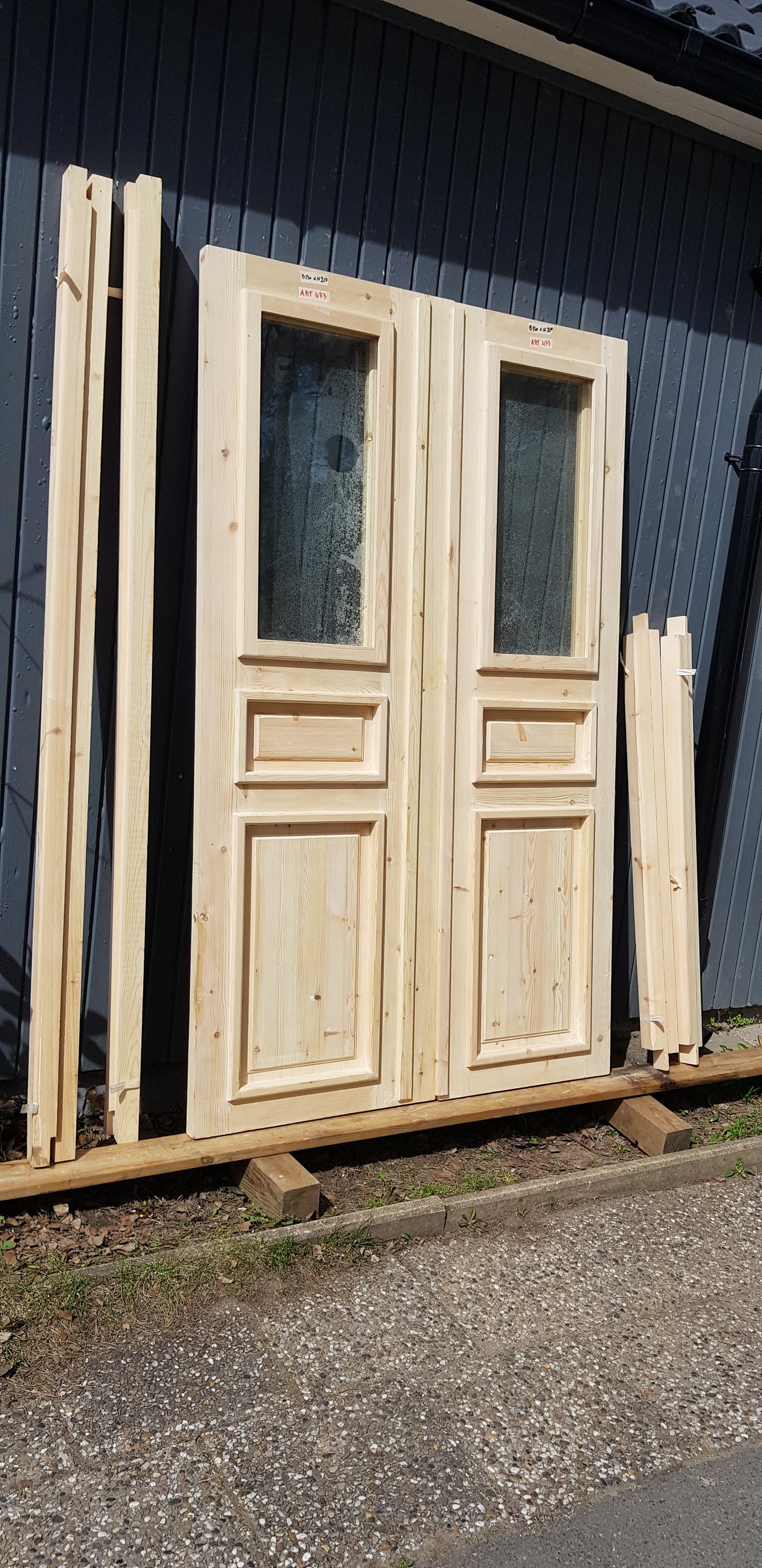ARTIKELNUMMER 473 Nytillverkade obehandlade pardörrar med dubbelglas i gammal stil inkl. karm karmyttermått Bredd 130 cm Höjd 210 cm Djup dörrblad 4,5 cm Pris: 15000 kr Tillkommer 1000 kr för gångjärn och låskista om man väljer det