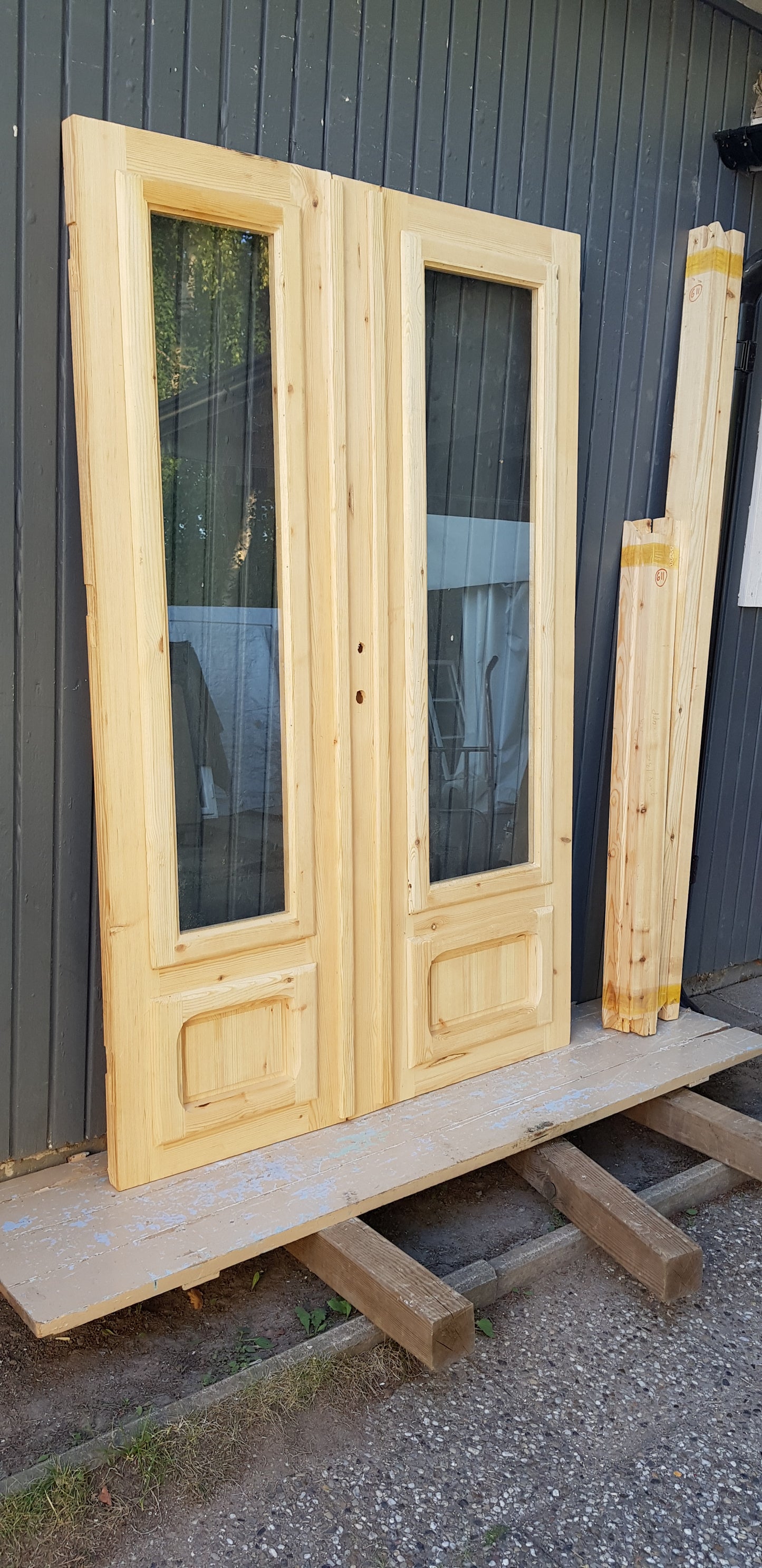 ARTIKELNUMMER 611 Nytillverkad pardörr med glas Mått: B 130 H 200 Pris: 15000 kr