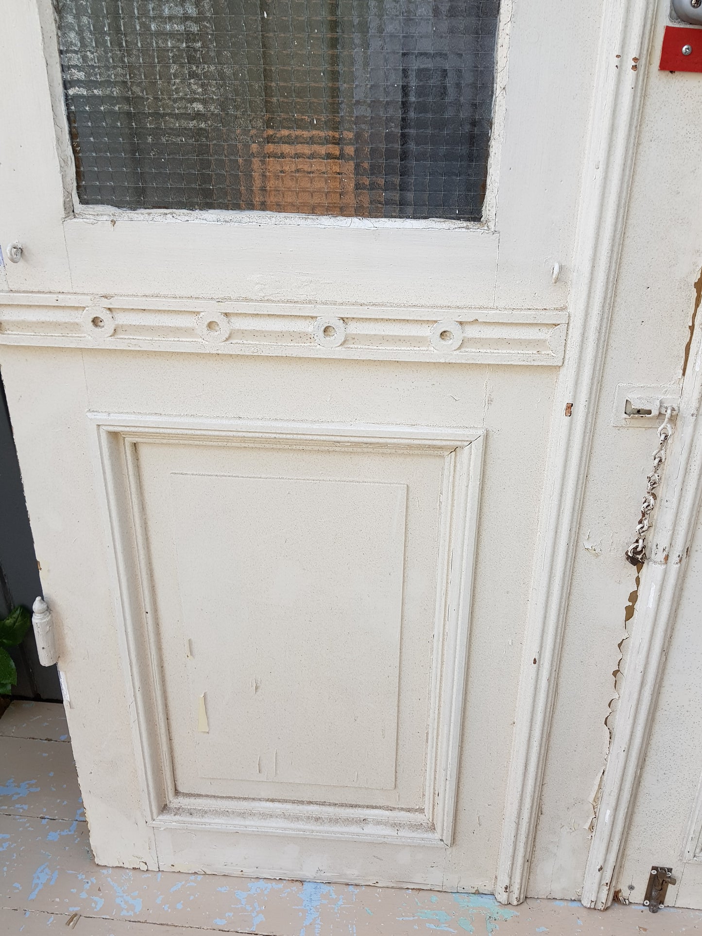 ARTIKELNUMMER 555 En äldre pardörr utan karm Mått: B 69,5 +57 H 221 D 4,5 Paris: 11000 k