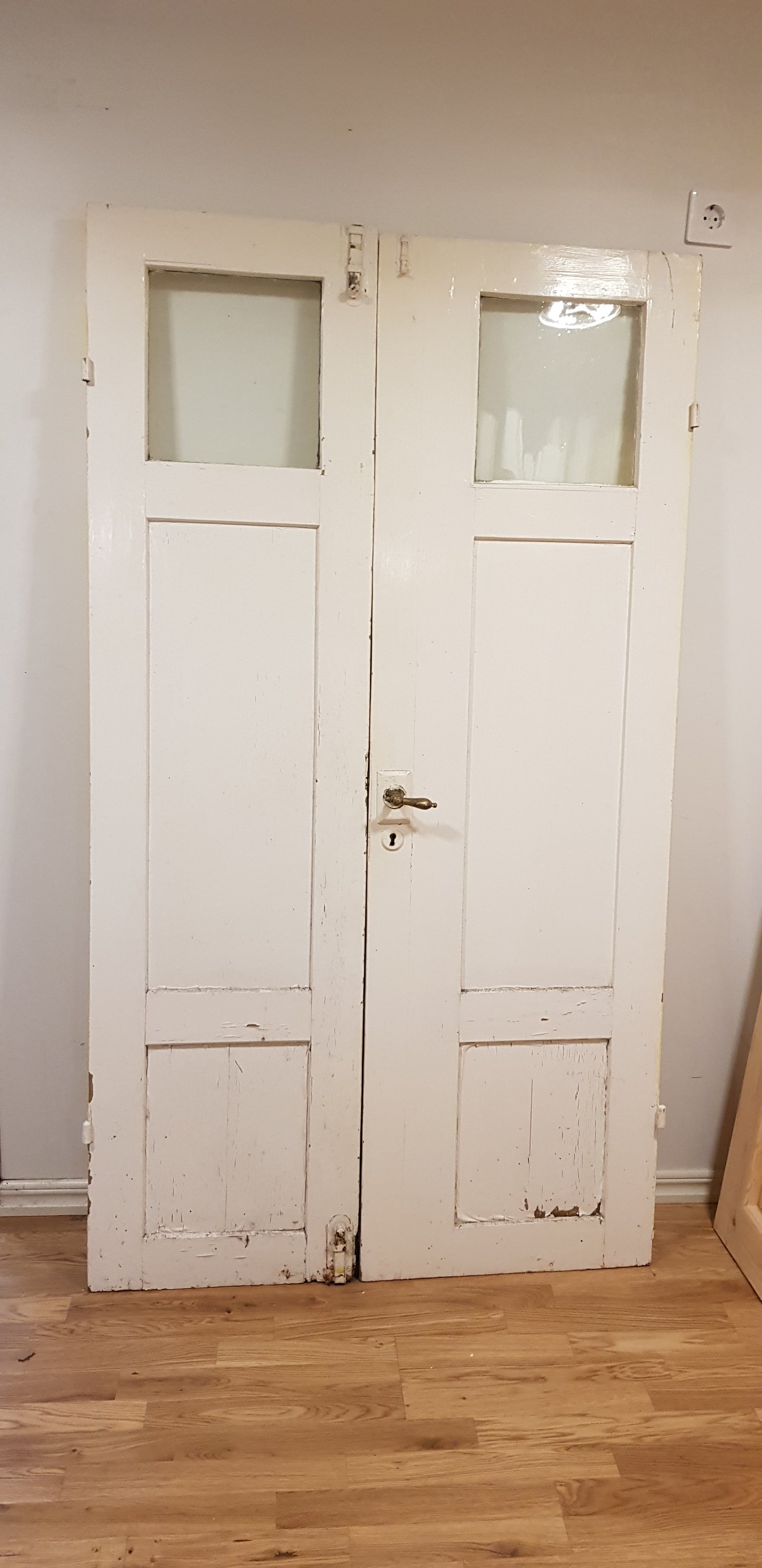 *Härlig och fin Antik pardörr komplett med nytillverkad karm Mått utan karm Bredd 47+56 cm Höjd 183 cm Djup dörrblad 3 cm Mått med karm: Bredd 112.5 cm Höjd 193.5 cm Djup 10 cm Pris pardörr: 9000 kr Pris nytillverkad karm: 1500 kr ARTIKELNUMMER 193