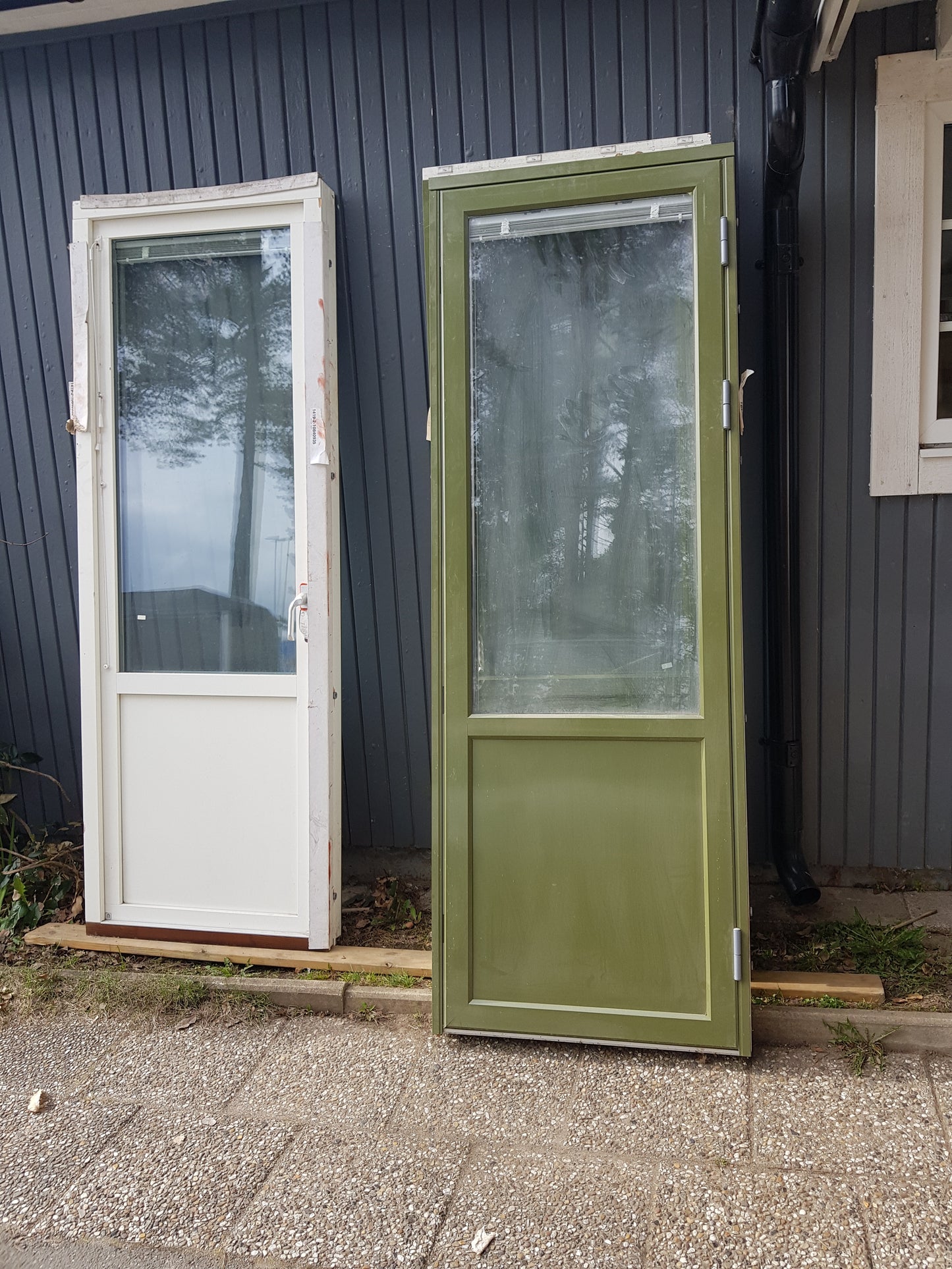 ARTIKELNUMMER 81 Nya trä treglas, altandörrar inkl karm öppnas utåt, höger hängda. Yttermått med karm Bredd 80 cm Höjd 220 cm djup 10 cm Pris: 4500 kr per styck VI LEVERERAR INOM STOCKHOLM FÖR 500 KR