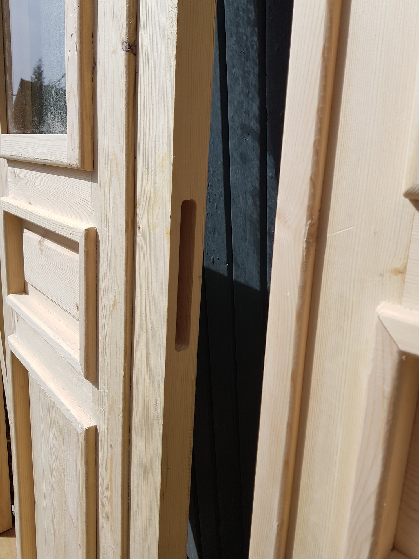 ARTIKELNUMMER 473 Nytillverkade obehandlade pardörrar med dubbelglas i gammal stil inkl. karm karmyttermått Bredd 130 cm Höjd 210 cm Djup dörrblad 4,5 cm Pris: 15000 kr Tillkommer 1000 kr för gångjärn och låskista om man väljer det