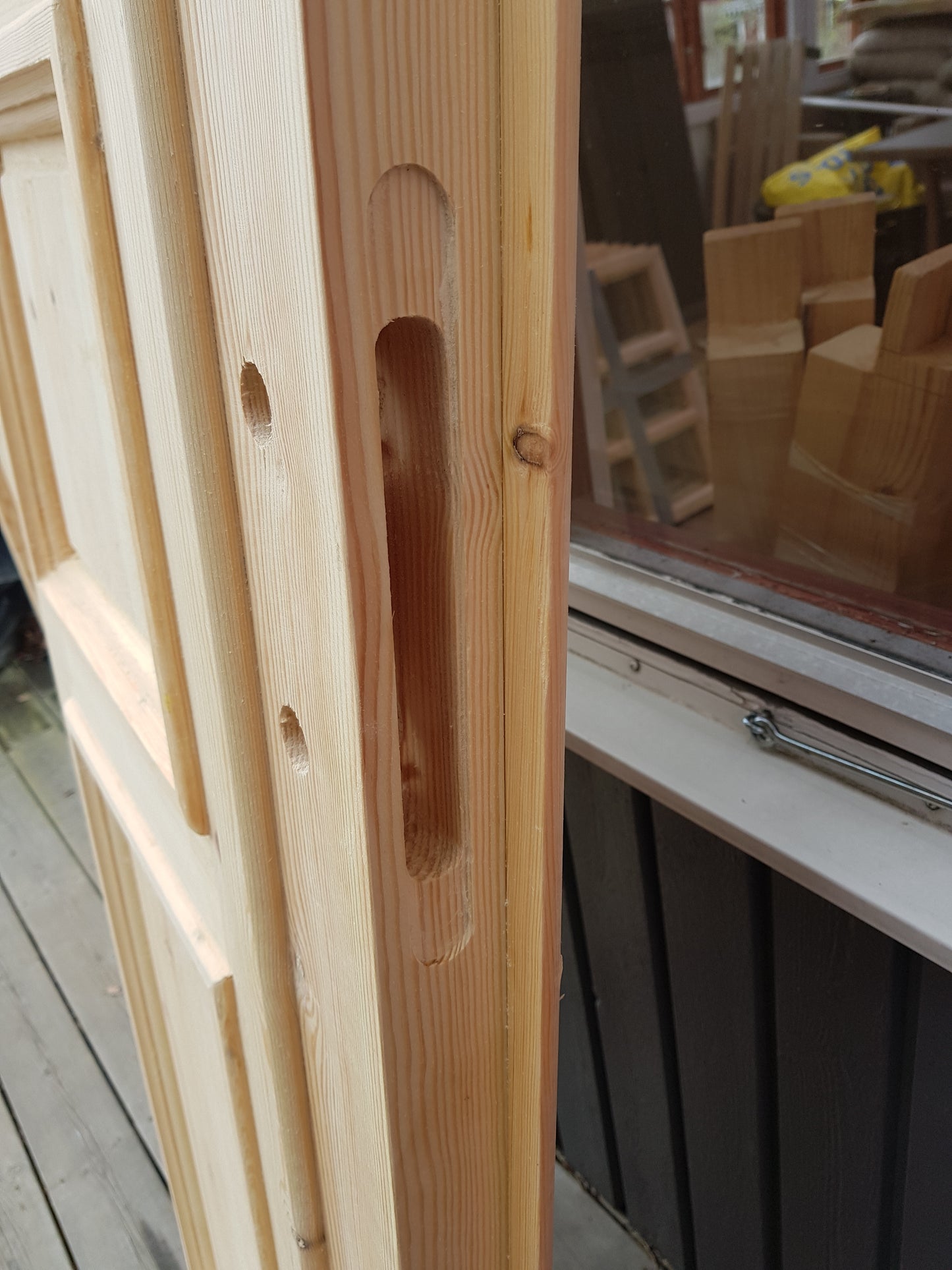 ART 449 Nytillverkad pardörr i gammal stil Mått B120 x H210 cm Öppnas utåt Handtag på höger sida Pris 15000 kr Tillkommer 1000 kr för gångjärn och låskista