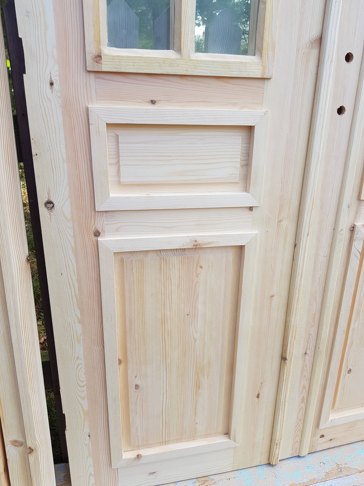 ART 675 Nytillverkad pardörr i gammal stil Mått B120 x H210 cm Öppnas utåt Handtag på höger sida Pris 15000 kr Tillkommer 1000 kr för gångjärn och låskista