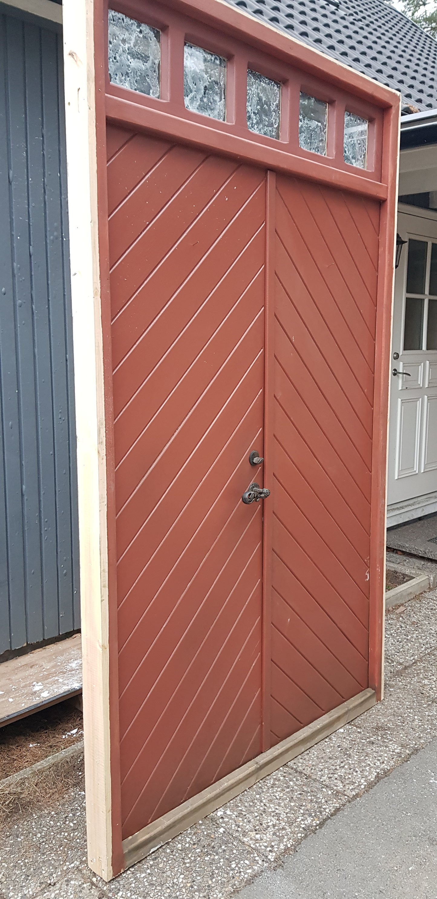 ART 829 - Nytillverkad pardörr i gammal stil med överljus Mått B145 x H245.5 cm Öppnas utåt Handtag på höger sida Pris 17000 kr Tillkommer 1000 kr för gångjärn och låskista