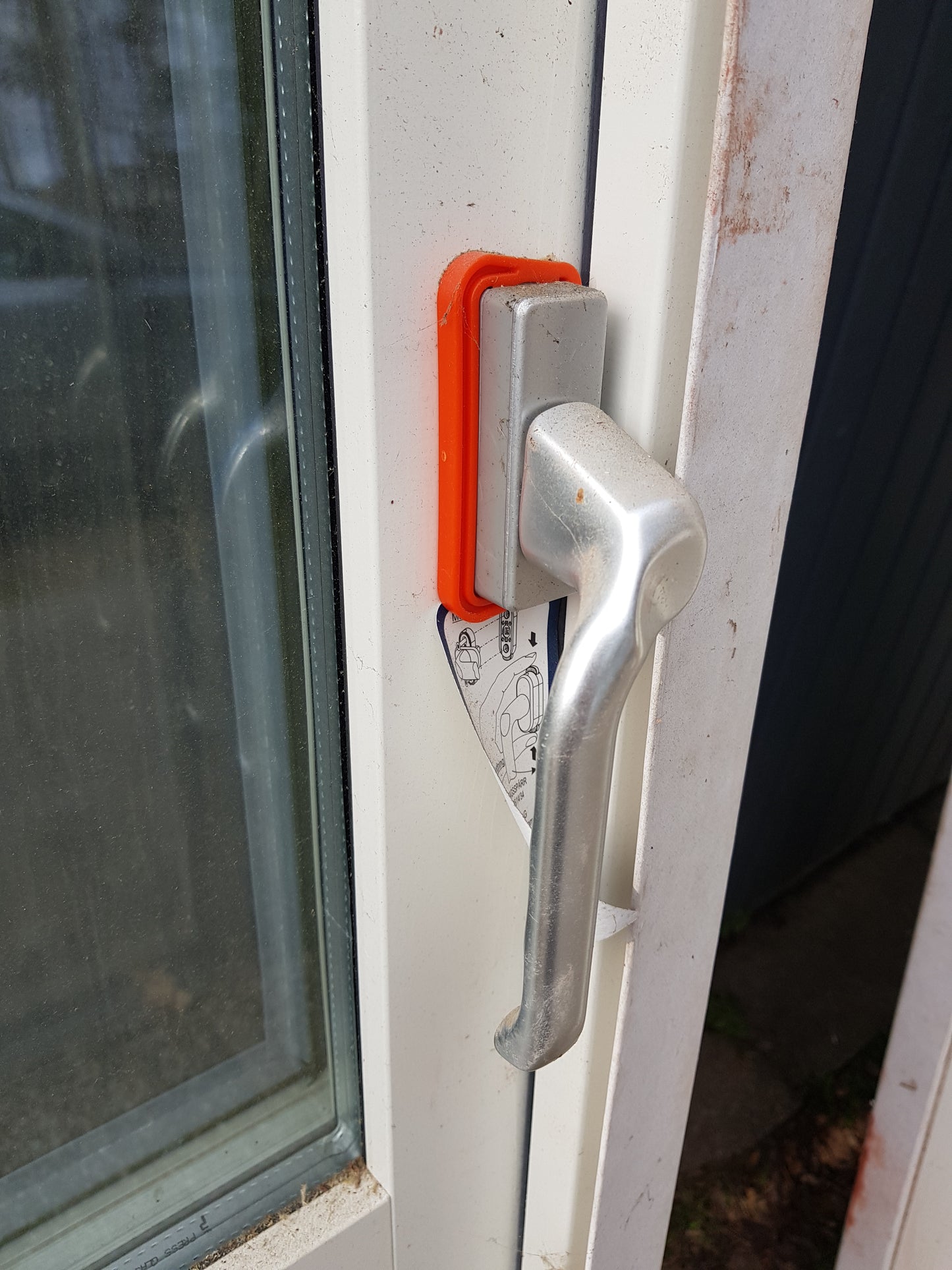ARTIKELNUMMER 81 Nya trä treglas, altandörrar inkl karm öppnas utåt, höger hängda. Yttermått med karm Bredd 80 cm Höjd 220 cm djup 10 cm Pris: 4500 kr per styck VI LEVERERAR INOM STOCKHOLM FÖR 500 KR